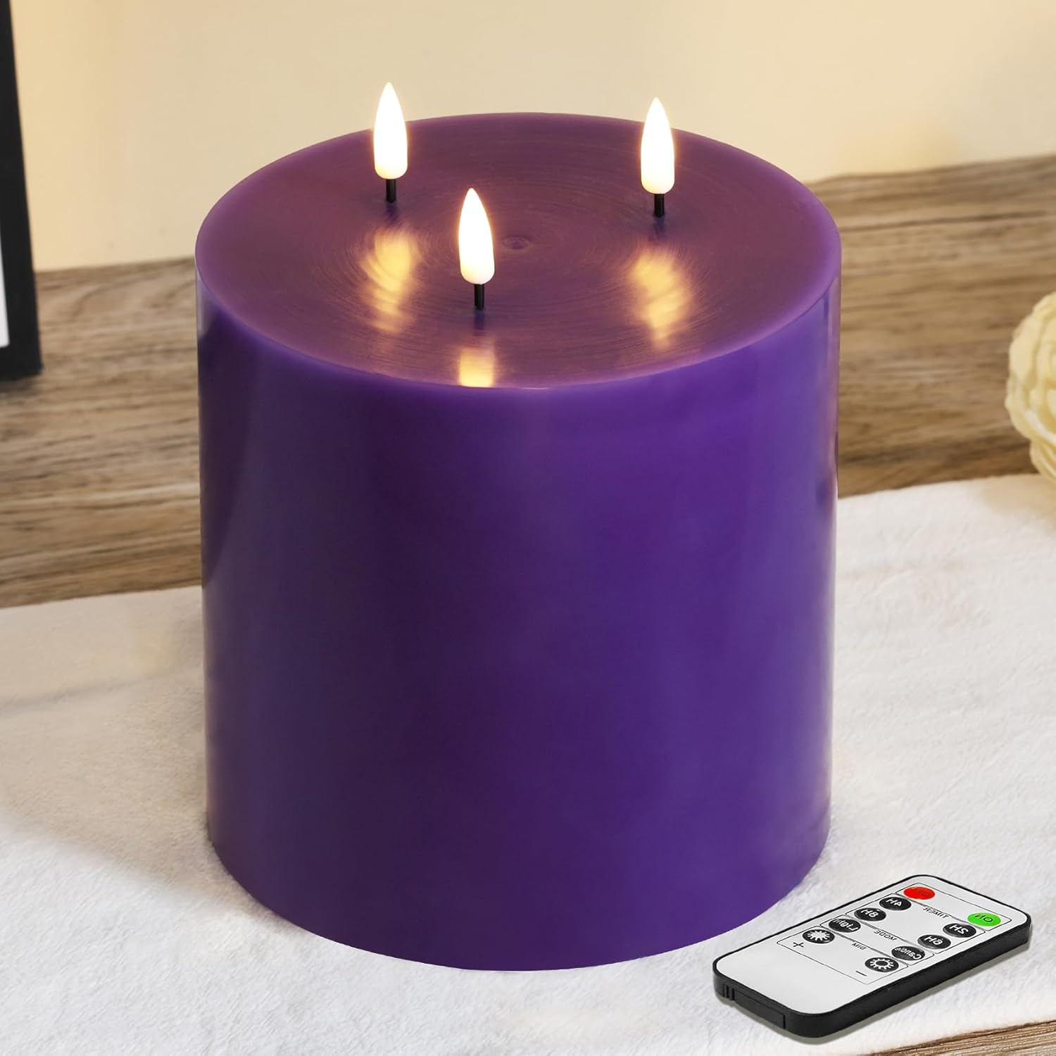 Vela de pilar sin llama de 3 mechas púrpura con control remoto  6 pulgadas de alto 6 pulgadas, vela de cera LED parpadeante grande con pilas
