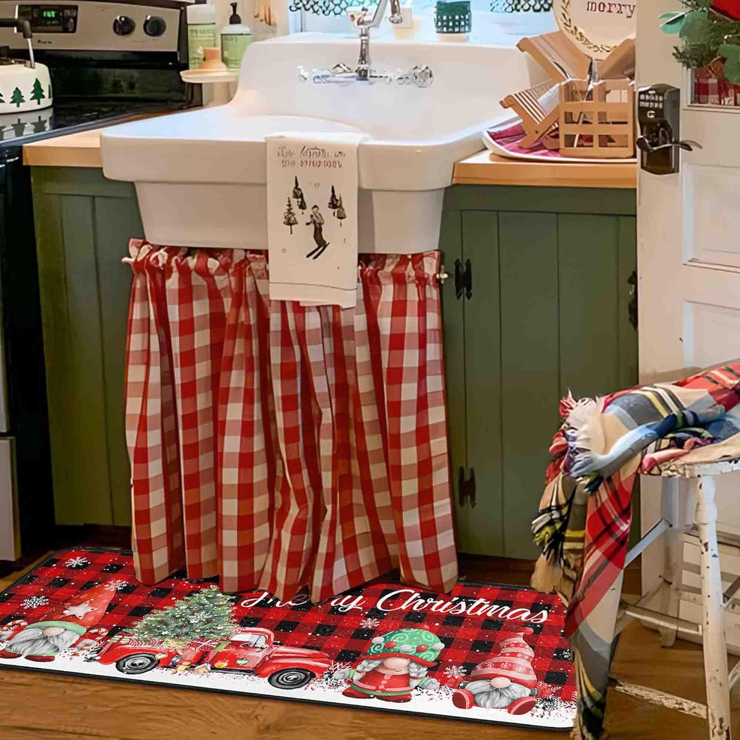 Juego de 2 alfombras y tapetes de cocina de Navidad con diseño de camión rojo a cuadros de búfalo, gnomos de árbol de Navidad, nieve, invierno,
