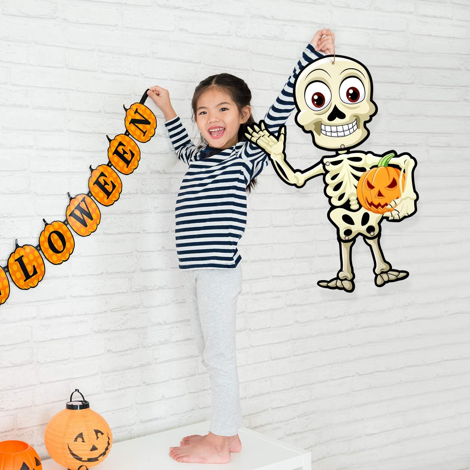 Sumind 4 juegos de decoración divertida de Halloween para fiesta de Halloween, figuras articuladas, colgador de puerta de Halloween, carteles