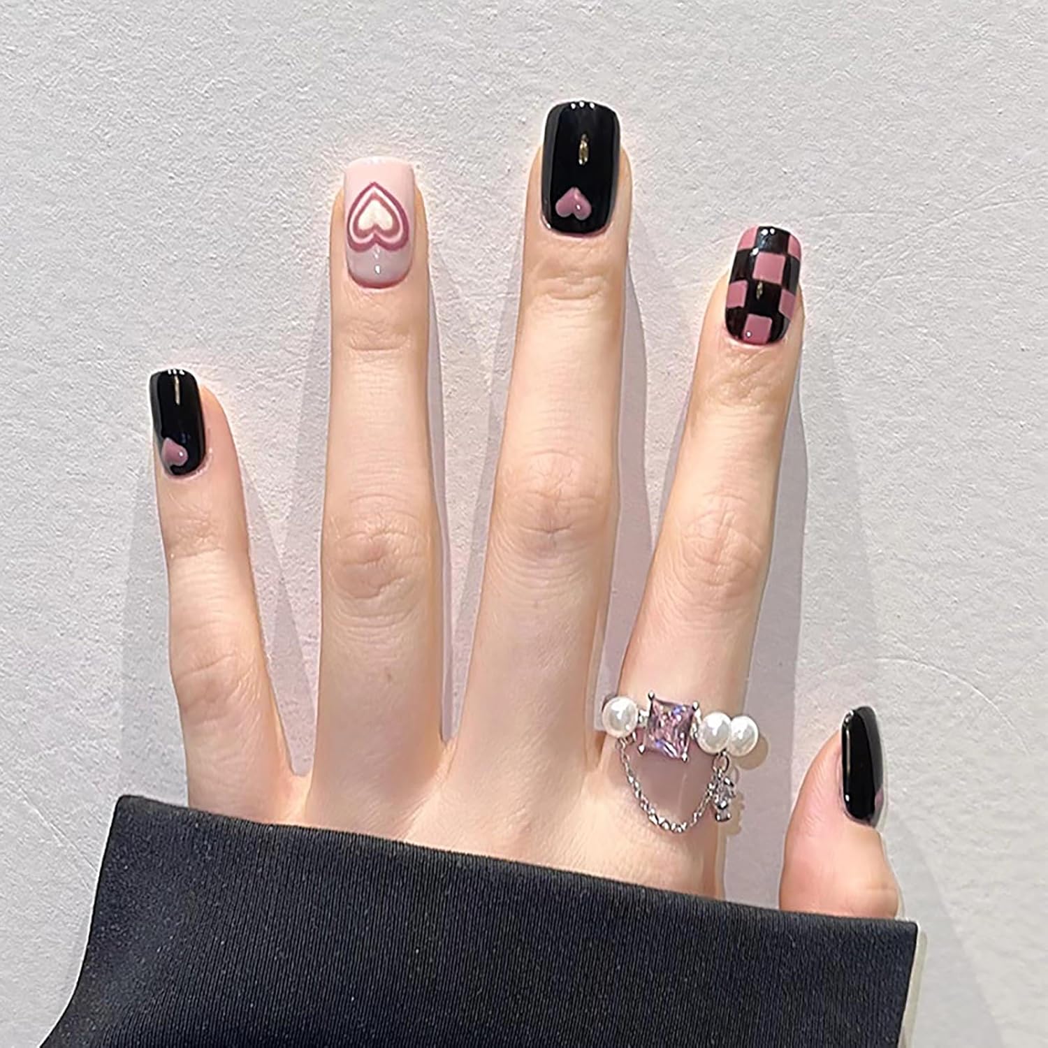 KKUUOO Uñas postizas cuadradas a presión de otoño, uñas postizas medianas con tablero de ajedrez y diseño de corazón, uñas acrílicas rosas y negras,