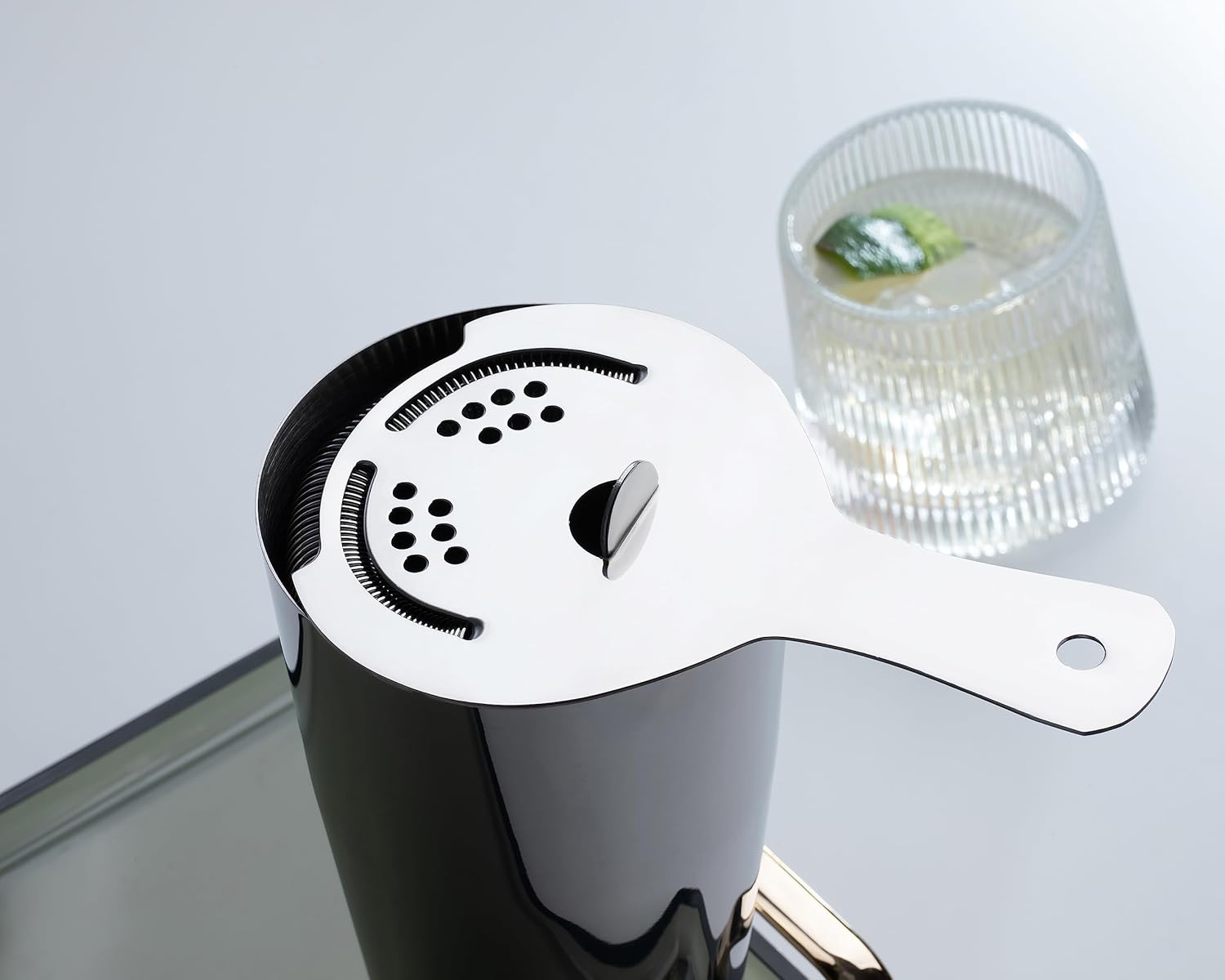 Colador Hawthorne, colador de cóctel de acero inoxidable con resorte de alta densidad  Acabado espejado – Colado sin esfuerzo para cocteleras Boston