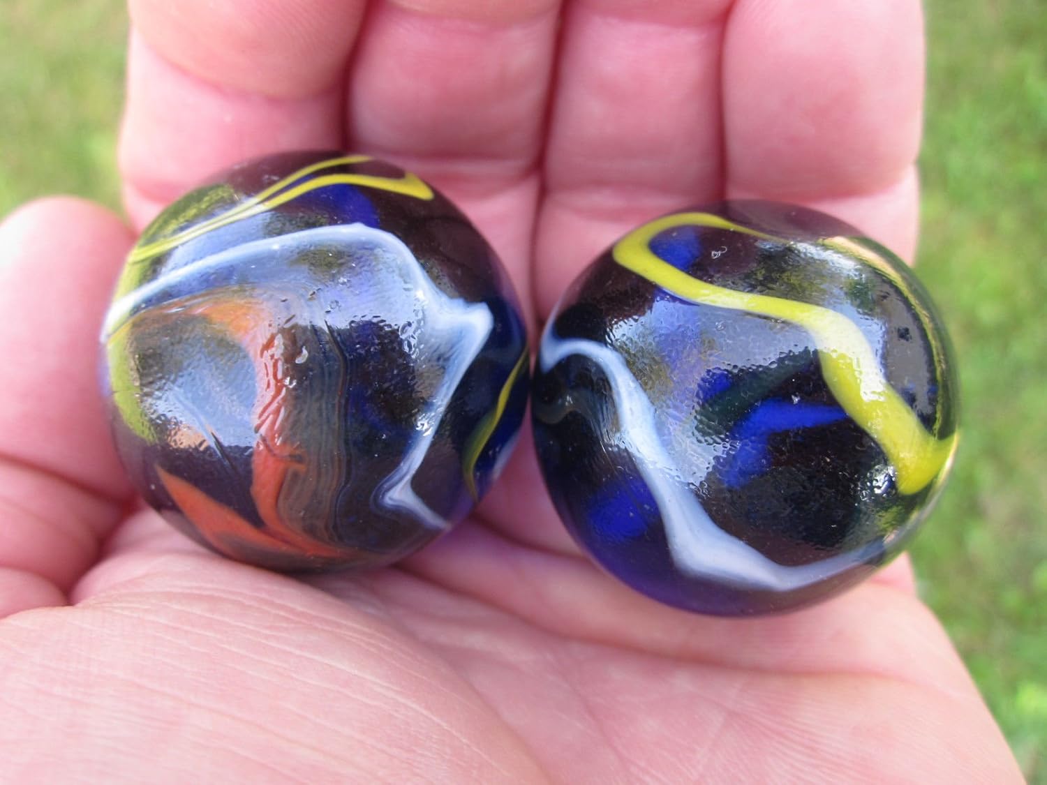 Juego de 2 canicas de cristal macizo de 1.378 in de Michelangelo en forma de remolino grande, color negro, azul, rojo, amarillo, blanco