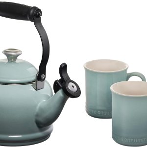 Le Creuset Juego de 2 tazas de esmalte en acero con acabados metálicos y cerámica, 1.25 cuartos de galón de agua y (2) tazas de 14 onzas, sal marina Le Creuset Juego de 2 tazas de esmalte en acero con acabados metálicos y cerámica, 1.25 cuartos de galón de agua y (2) tazas de 14 onzas, sal marina
