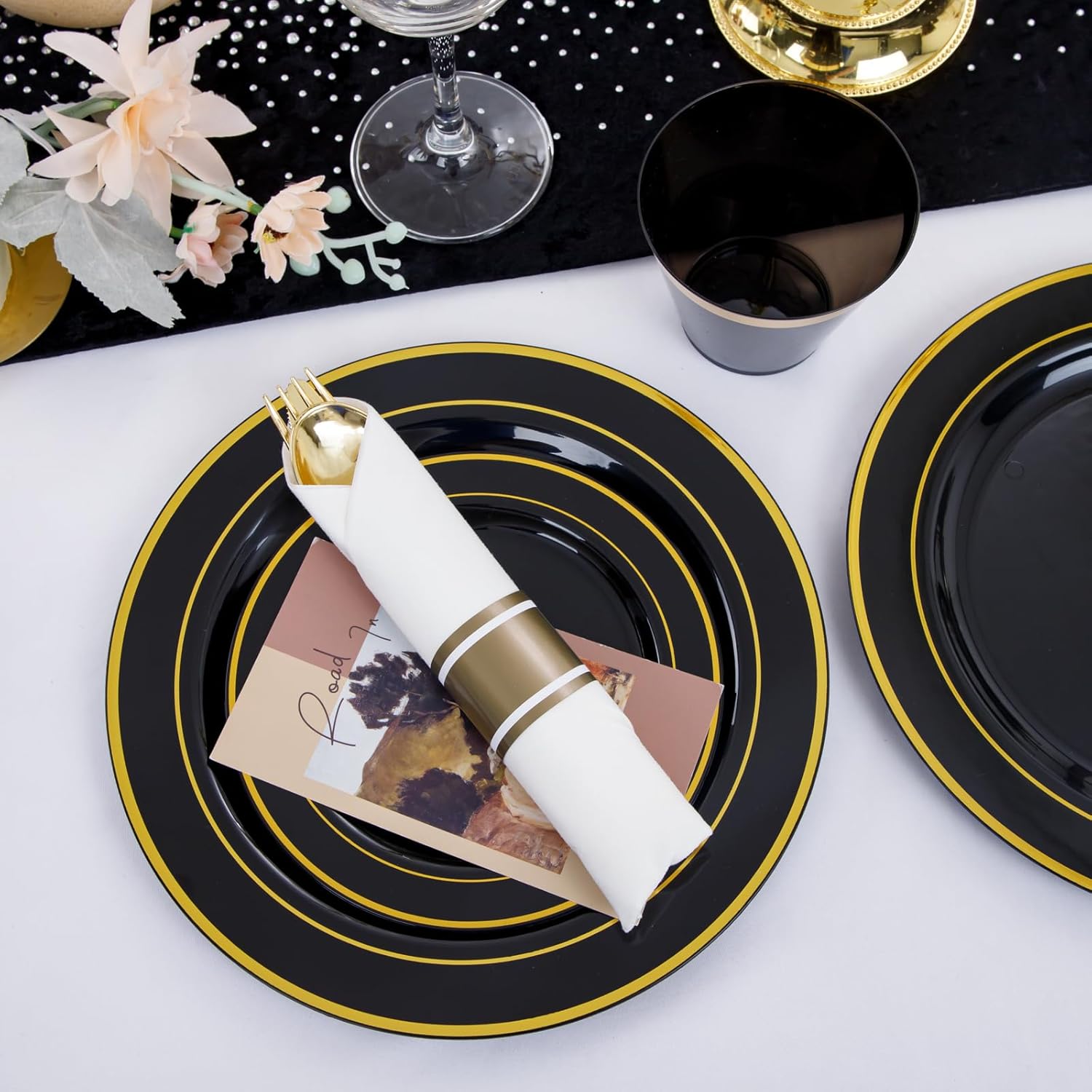 350 platos de plástico negro y dorado con cubiertos desechables, incluye 50 platos llanos de 9 pulgadas, 50 platos de postre de 6.3 pulgadas, 50