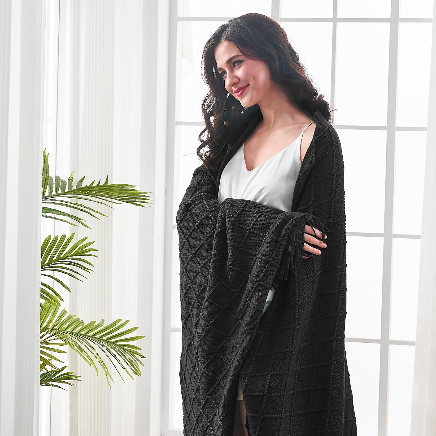 inhand Mantas de punto para sofá y cama, manta de punto suave y acogedora con borla, mantas decorativas ligeras negras y mantas, manta tejida cálida