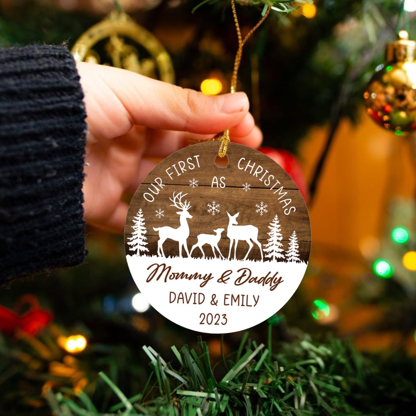 Adorno de ciervo con texto en inglés Our First Christmas As Mommy & Daddy 2023, adorno personalizado para árbol de Navidad de primera Navidad como