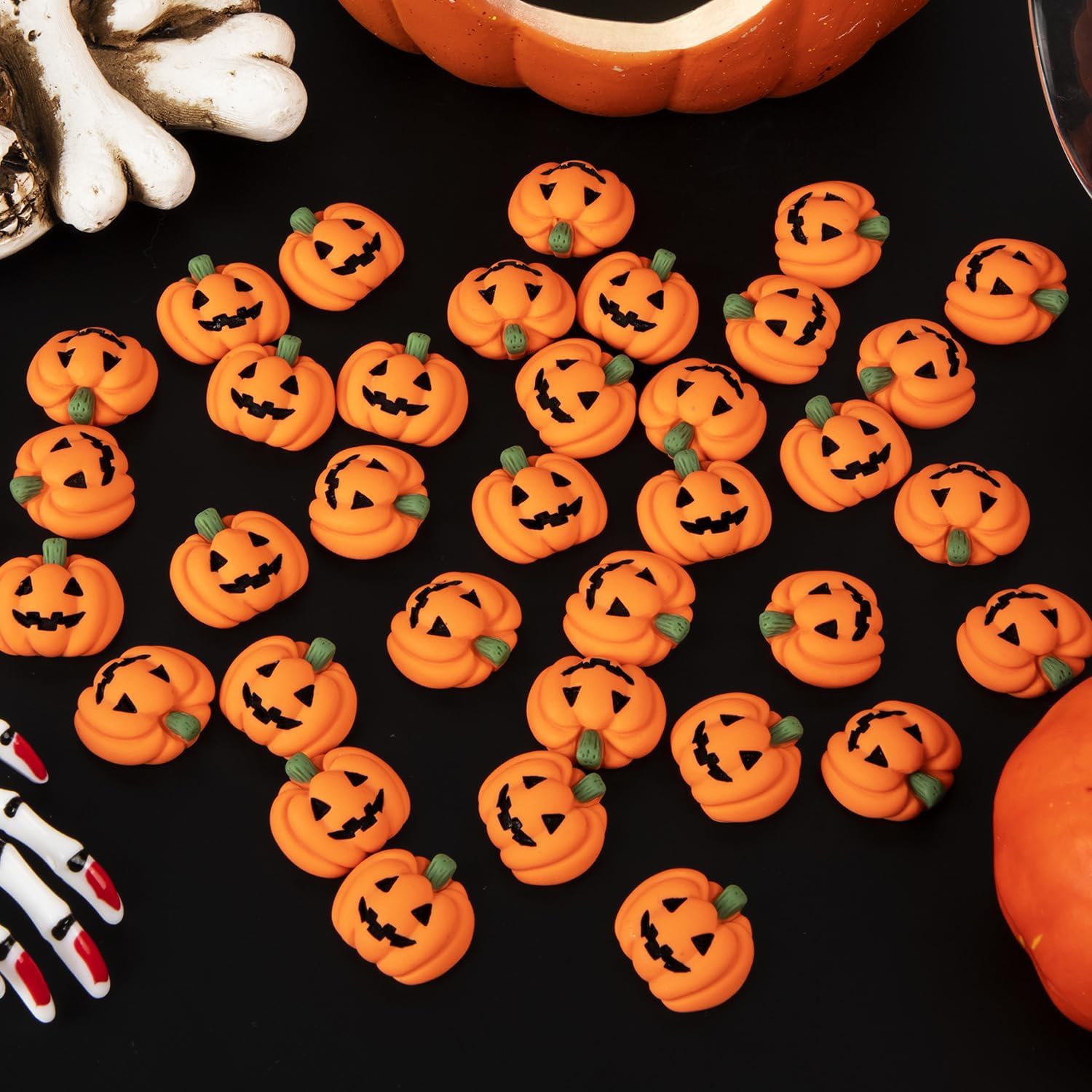 60 dijes de resina de Halloween con diseño de calabaza, mini dijes de espalda plana, calabaza, calabaza sonriente en miniatura para fiesta de