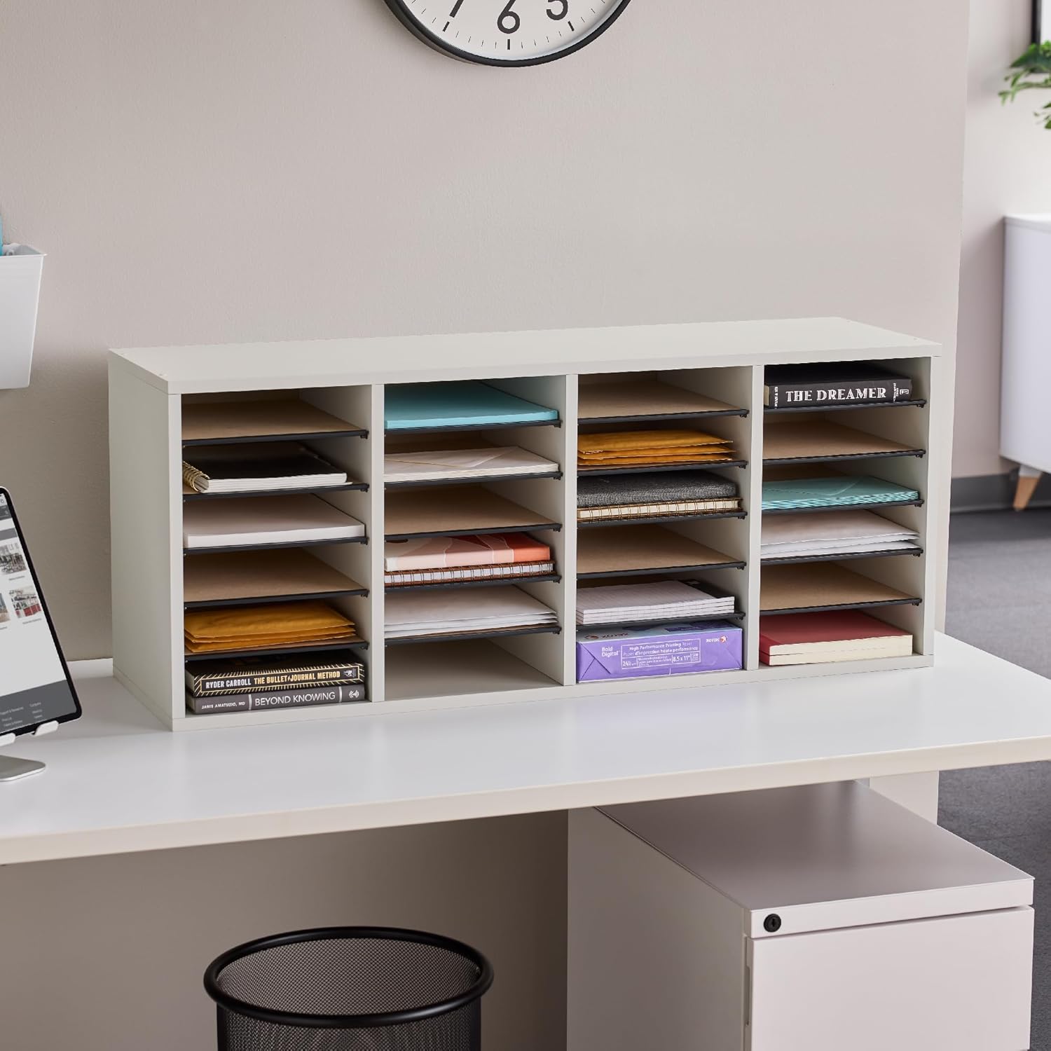 Safco Products – 9423GR – Organizador de literatura ajustable de madera, con 24 compartimentos, color gris, estructura duradera, estantes