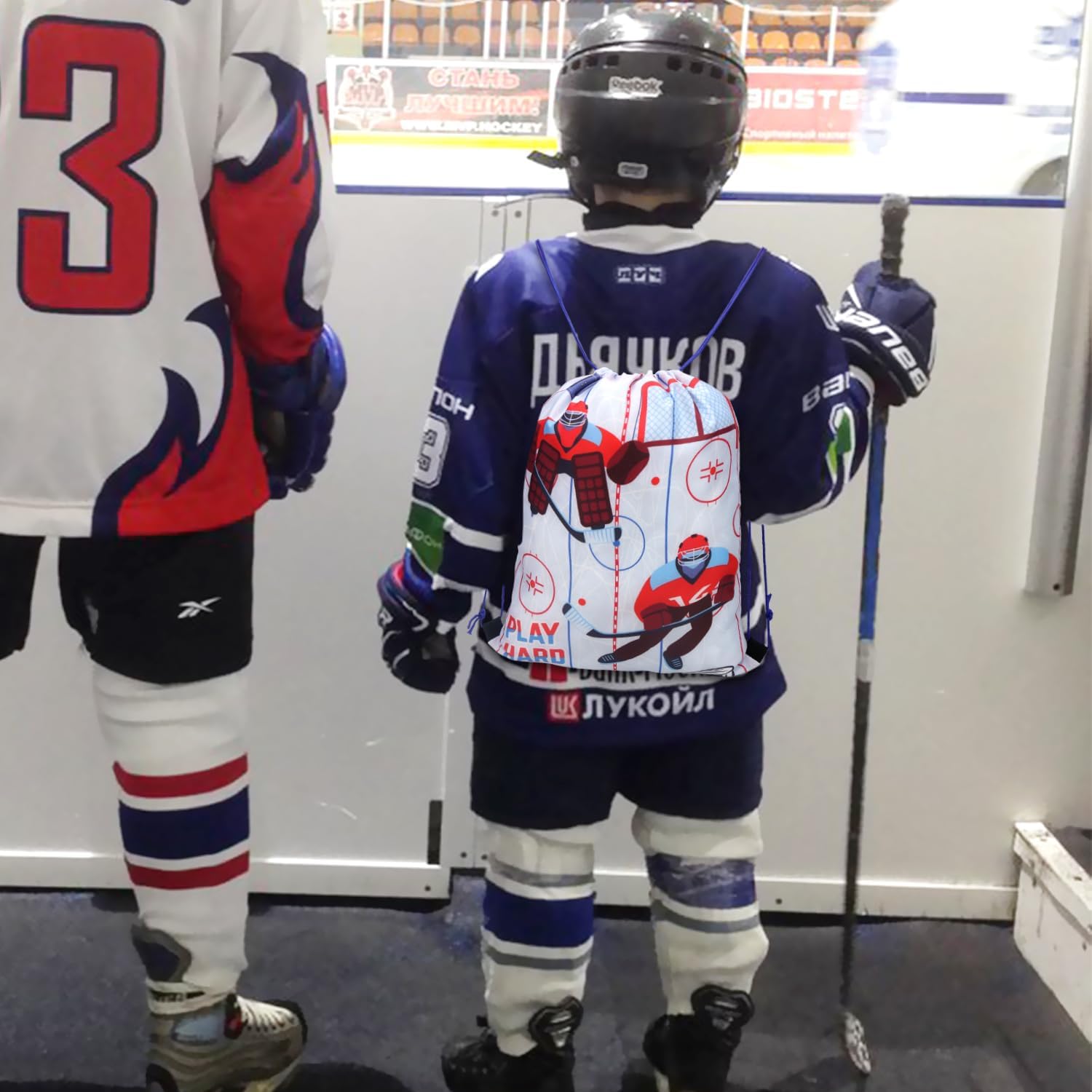El juego de 36 piezas de recuerdos de fiesta de hockey incluye 12 bolsas de cordón de hockey, 12 pulseras de silicona de hockey, 12 llaveros