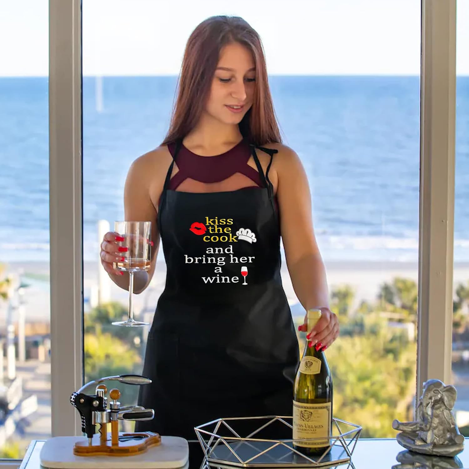 Divertido delantal para mujer con bolsillos – Kiss The Cook And Bring Her (tejido bordado, talla única), Negro –