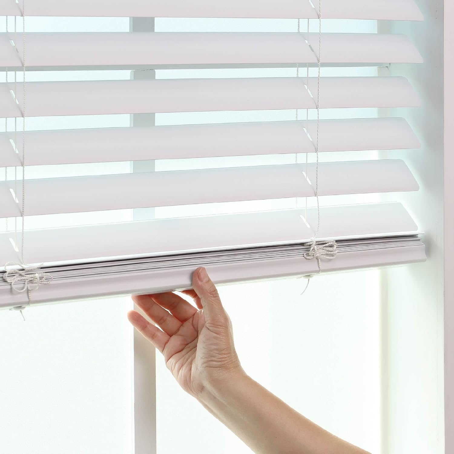 DEZ FURNISHINGS Persiana veneciana de listones planos sin cordón de 2 pulgadas, 58.5 pulgadas de ancho x 48 pulgadas de alto, blanco