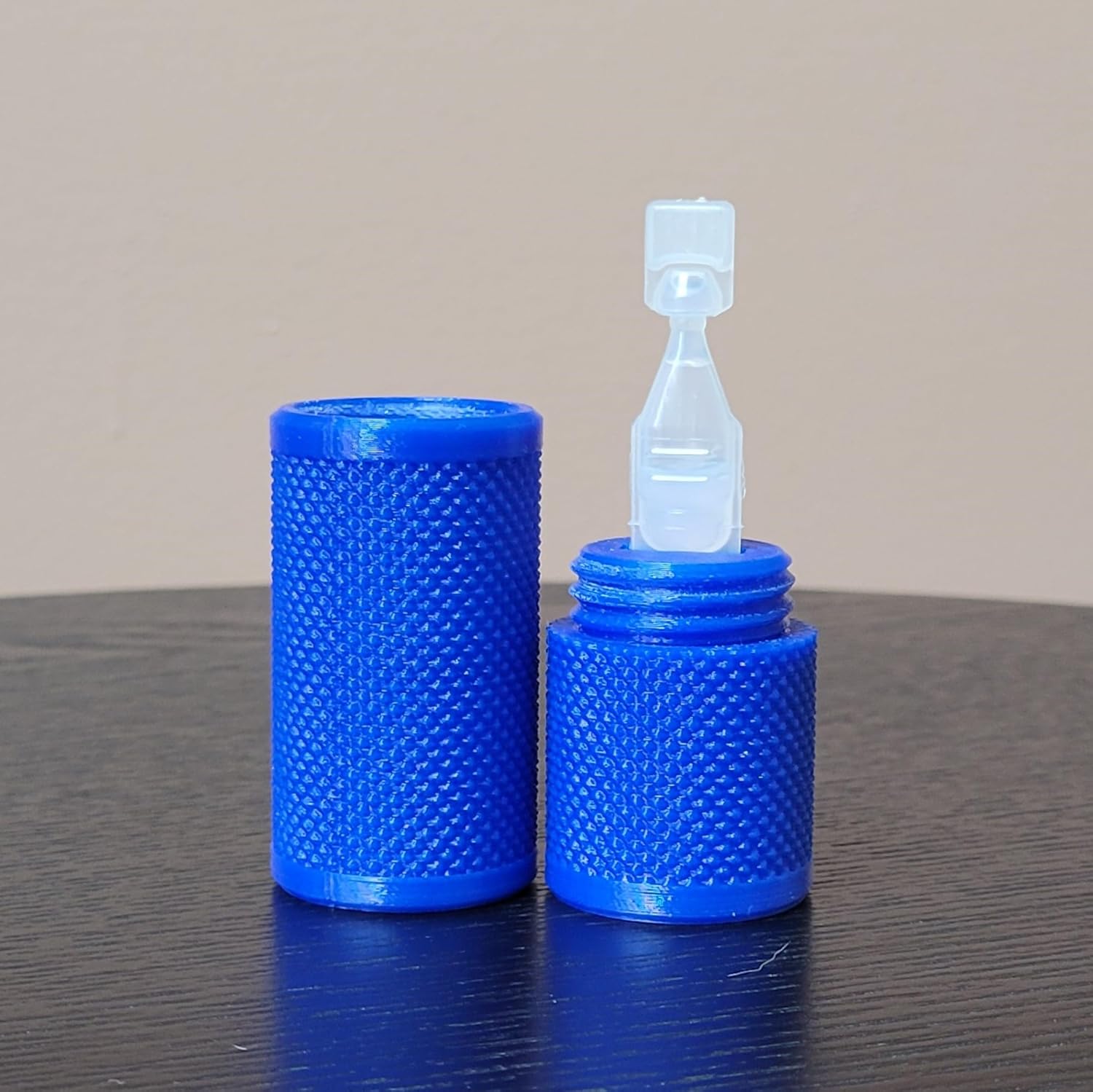 Soporte para viales de gotas para ojos y estuche de transporte de bolsillo  Capacidad para un (1) vial de colirio de un solo uso  Ideal para llevar
