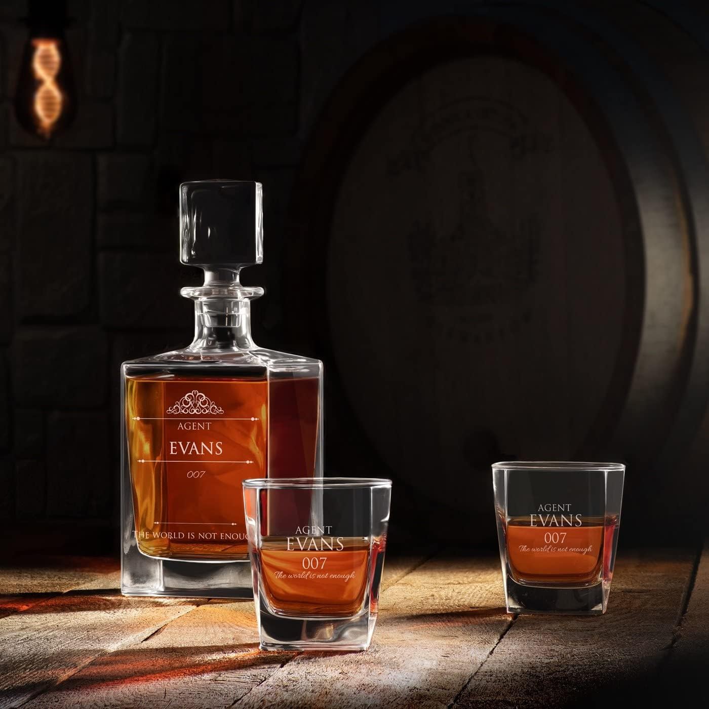 Maverton Juego de whisky personalizado para hombre, elegante jarra con 4 vasos para él, botella de vidrio para caballero, cristalería grabada para