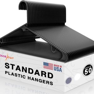 HOUSE DAY Perchas de plástico de alta calidad hechas en Estados Unidos, paquete de 50 perchas duraderas y que ahorran espacio, perchas a granel con HOUSE DAY Perchas de plástico de alta calidad hechas en Estados Unidos, paquete de 50 perchas duraderas y que ahorran espacio, perchas a granel con