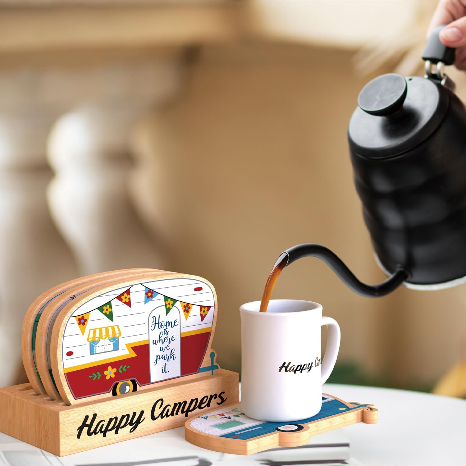 Juego de 4 posavasos de bambú Happy Camper con soporte, regalos de campamento para amantes de los campistas, mujeres y hombres, adecuados para tipos
