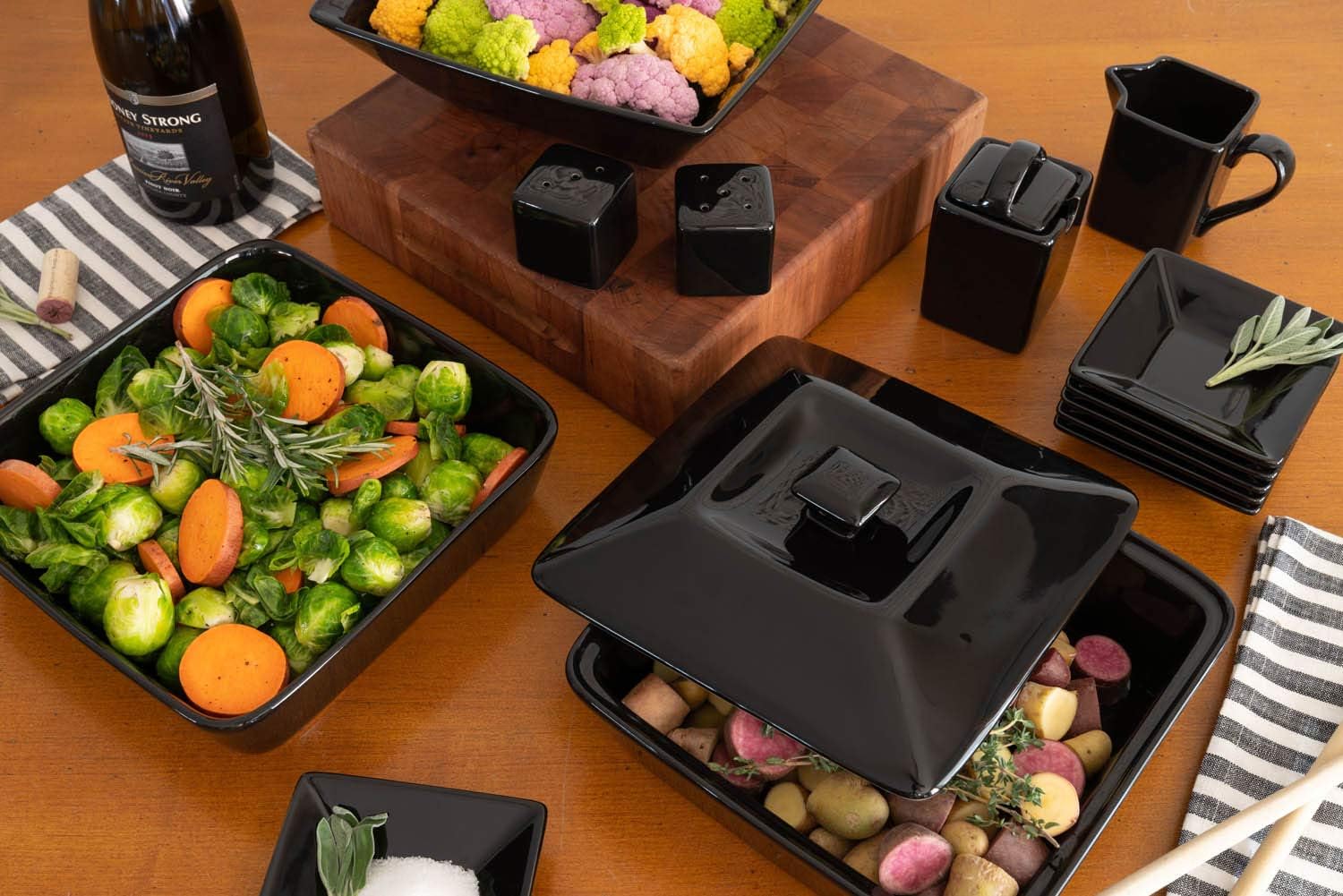 Juego de platos cuadrados de 16 piezas de 10 Strawberry Street, Negro