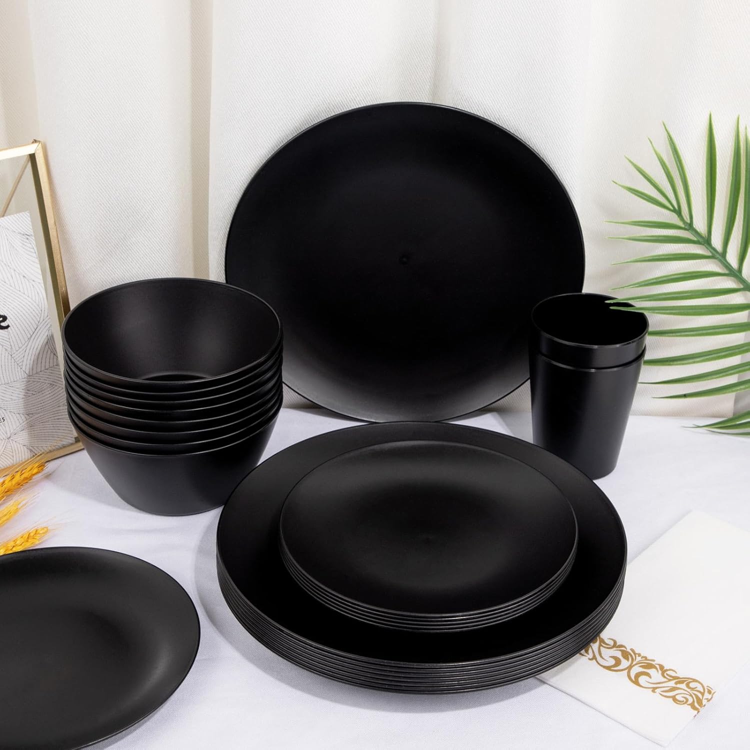 Supernal Juego de vajilla de plástico negro de 32 piezas con 25 servilletas de lino dorado, platos y cuencos para 8 personas, apto para microondas y