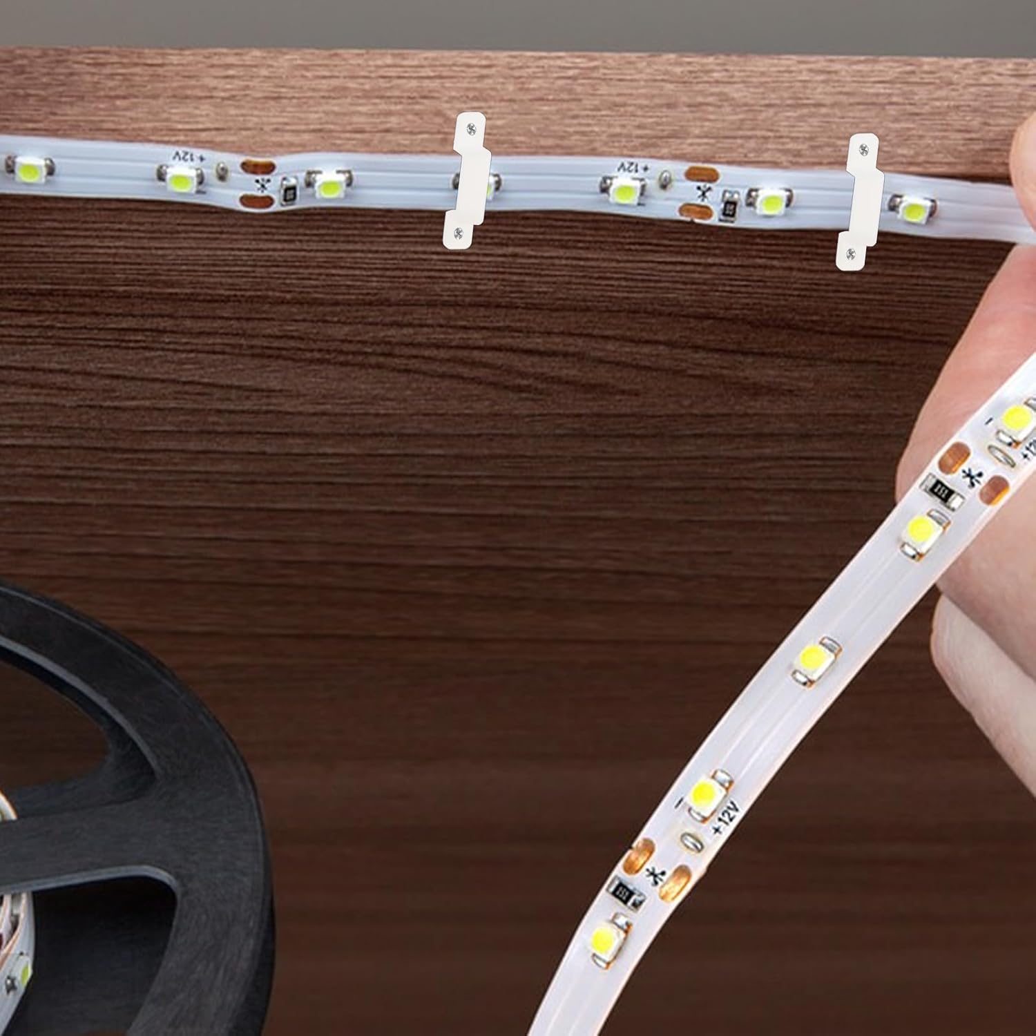 200 clips de montaje de tira LED, soporte de abrazadera de luz LED de silicona, soportes de montaje de tira LED con 400 tornillos clips de fijación