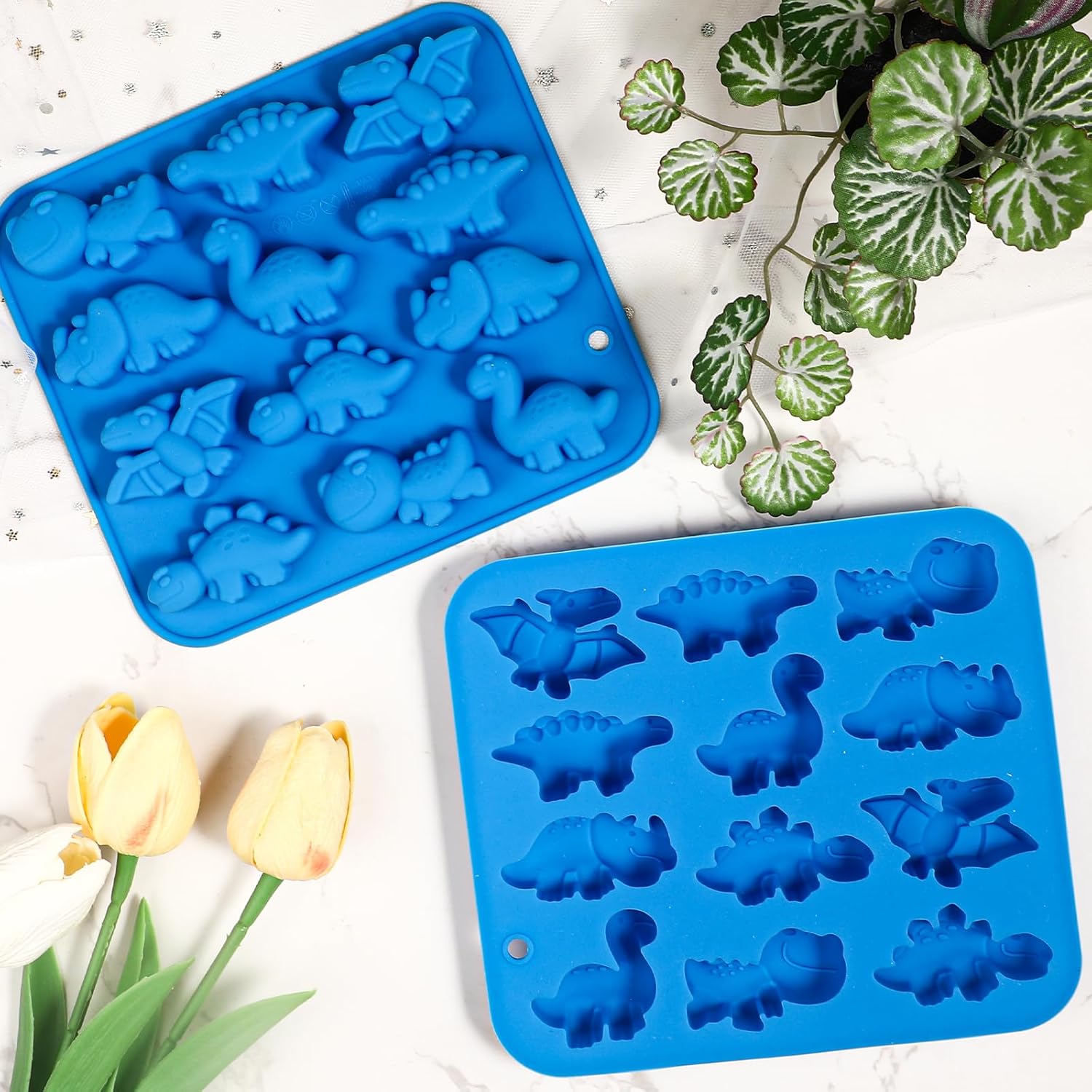 Webake Moldes de silicona para caramelos de dinosaurio de 12 cavidades con forma de T-rex, Stegosaurus, triceratops, ideal para dulces, chocolate,