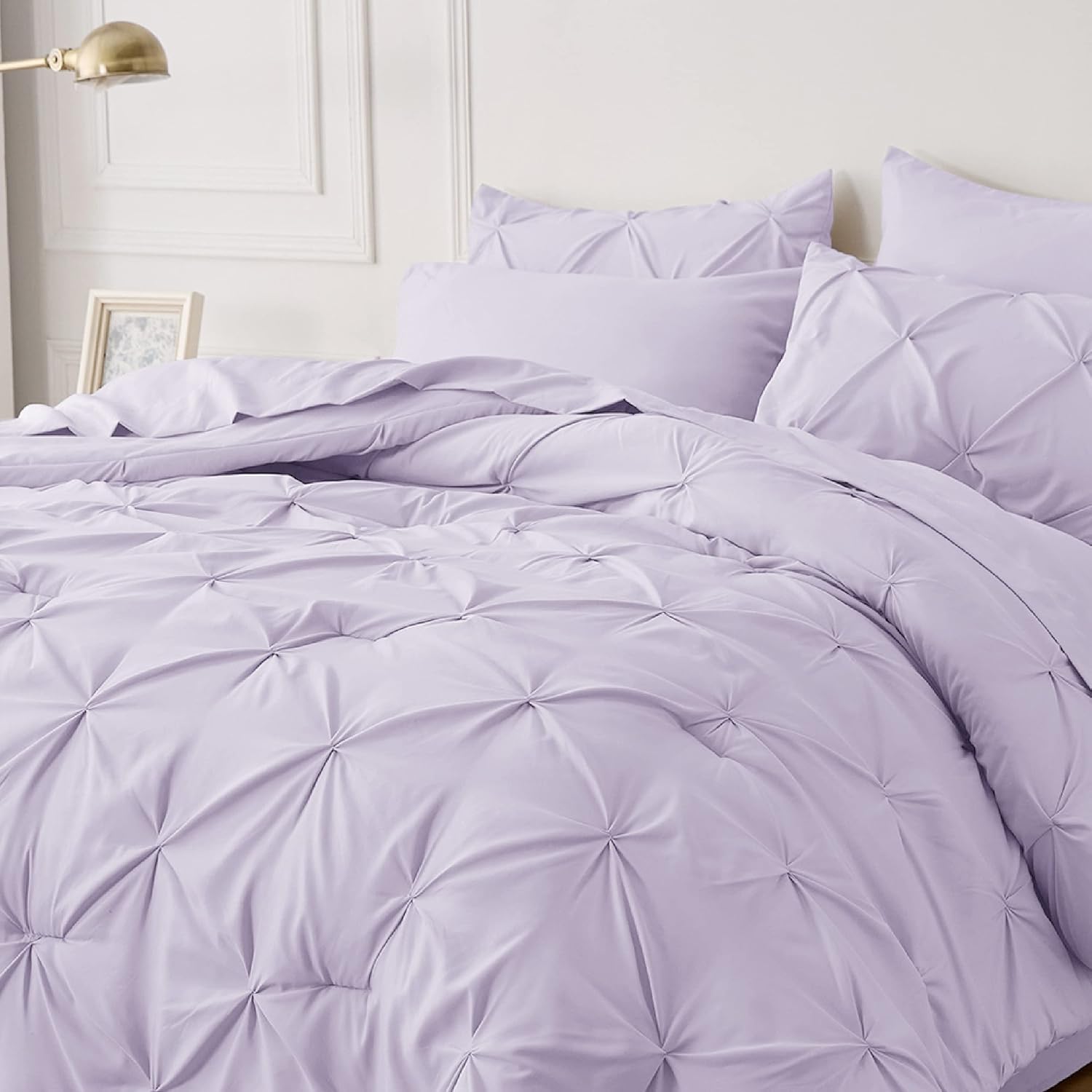 Bedsure Juego de edredón de color morado claro tamaño King, juego de ropa de cama King de 7 piezas, ropa de cama con pintuck en una bolsa, juego de