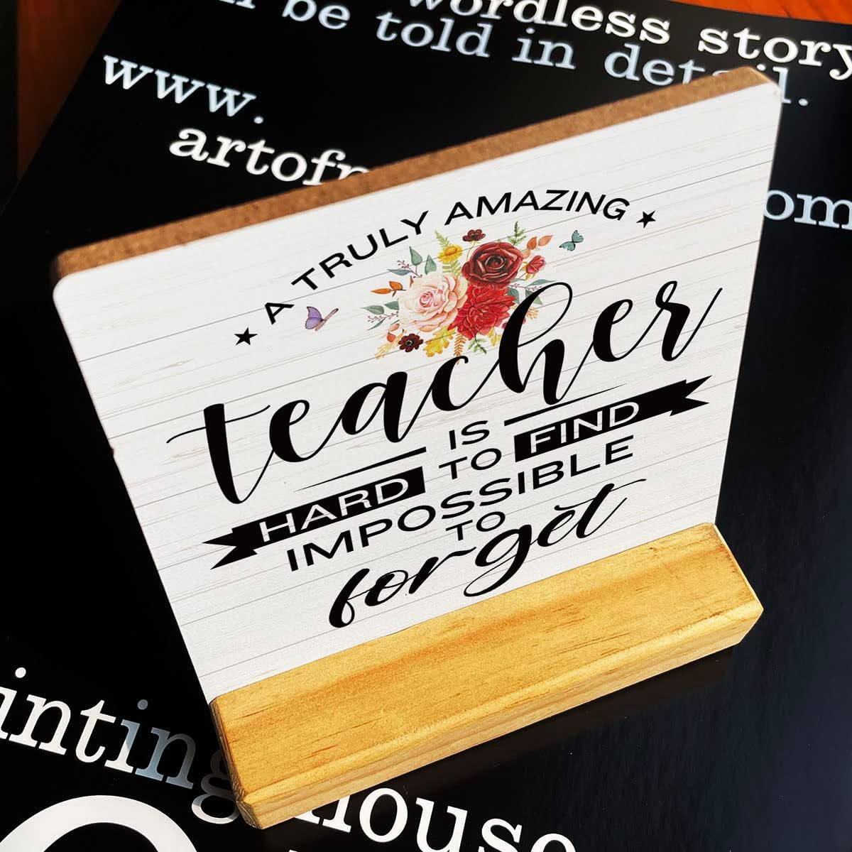 Letrero de madera con texto en inglés “Country a Truly Amazing Teacher is Hard to Find Teacher is Hard to Find Teacher”, decoración de escritorio