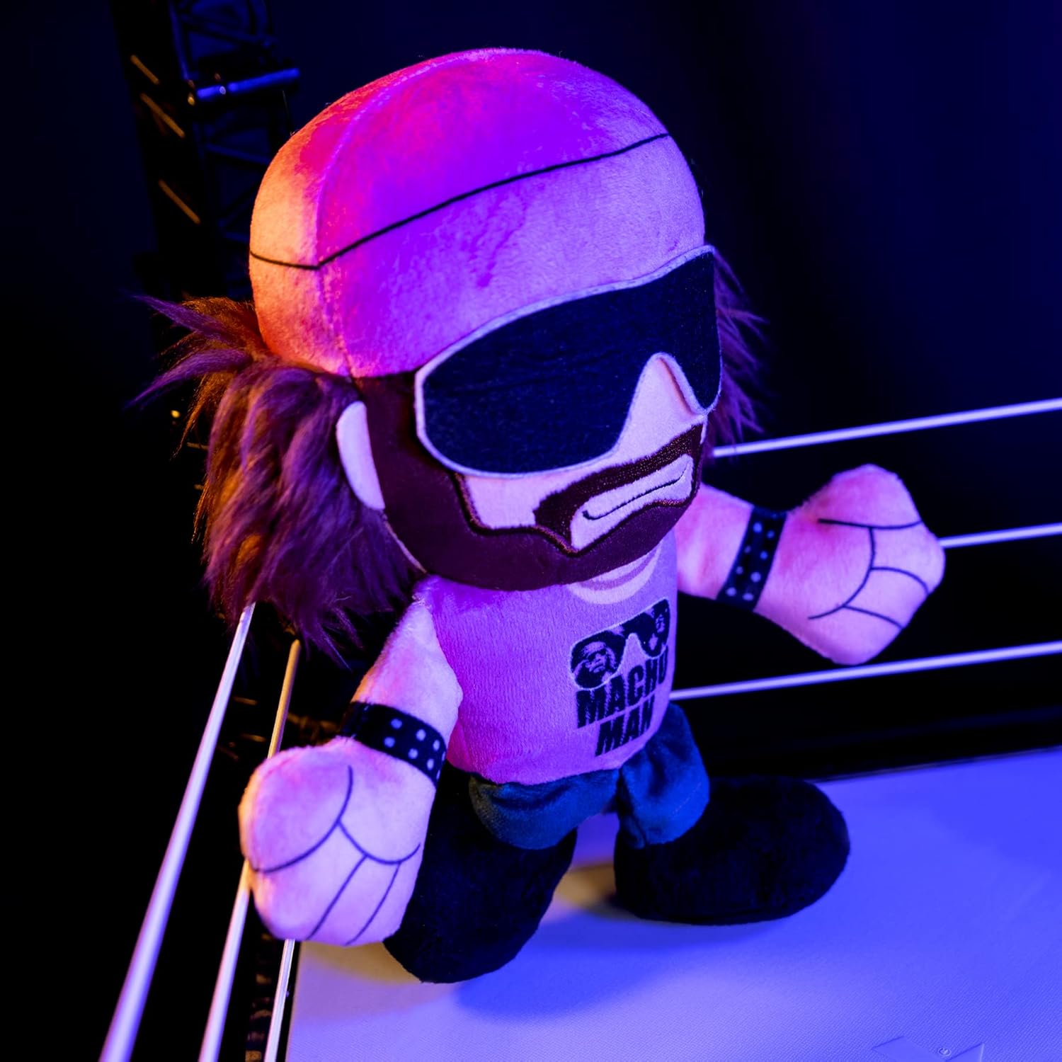 Bleacher Creatures WWE Macho Man Randy Savage – Peluche de 8 pulgadas Kuricha sentado – Juguete suave inspirado en Chibi