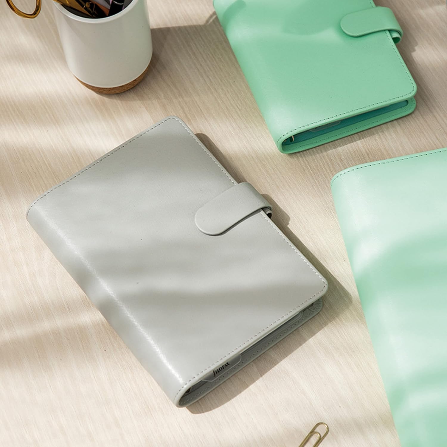 Filofax Saffiano – Organizador personal compacto, granito, grano cruzado, aspecto de cuero, seis anillos, calendario semanal para ver, multilingüe,