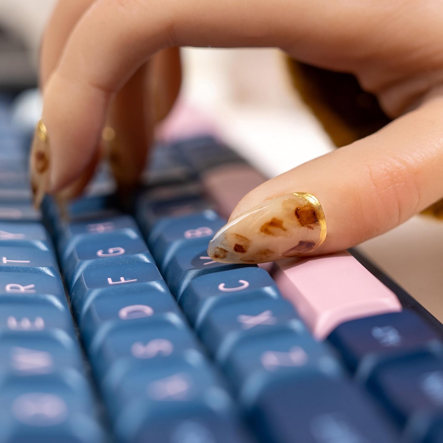 Uñas a presión  Gotas ámbar, uñas de almendra medianas largas con diseño de ámbar y lavado de tinta, uñas postizas acrílicas gruesas hechas de gel