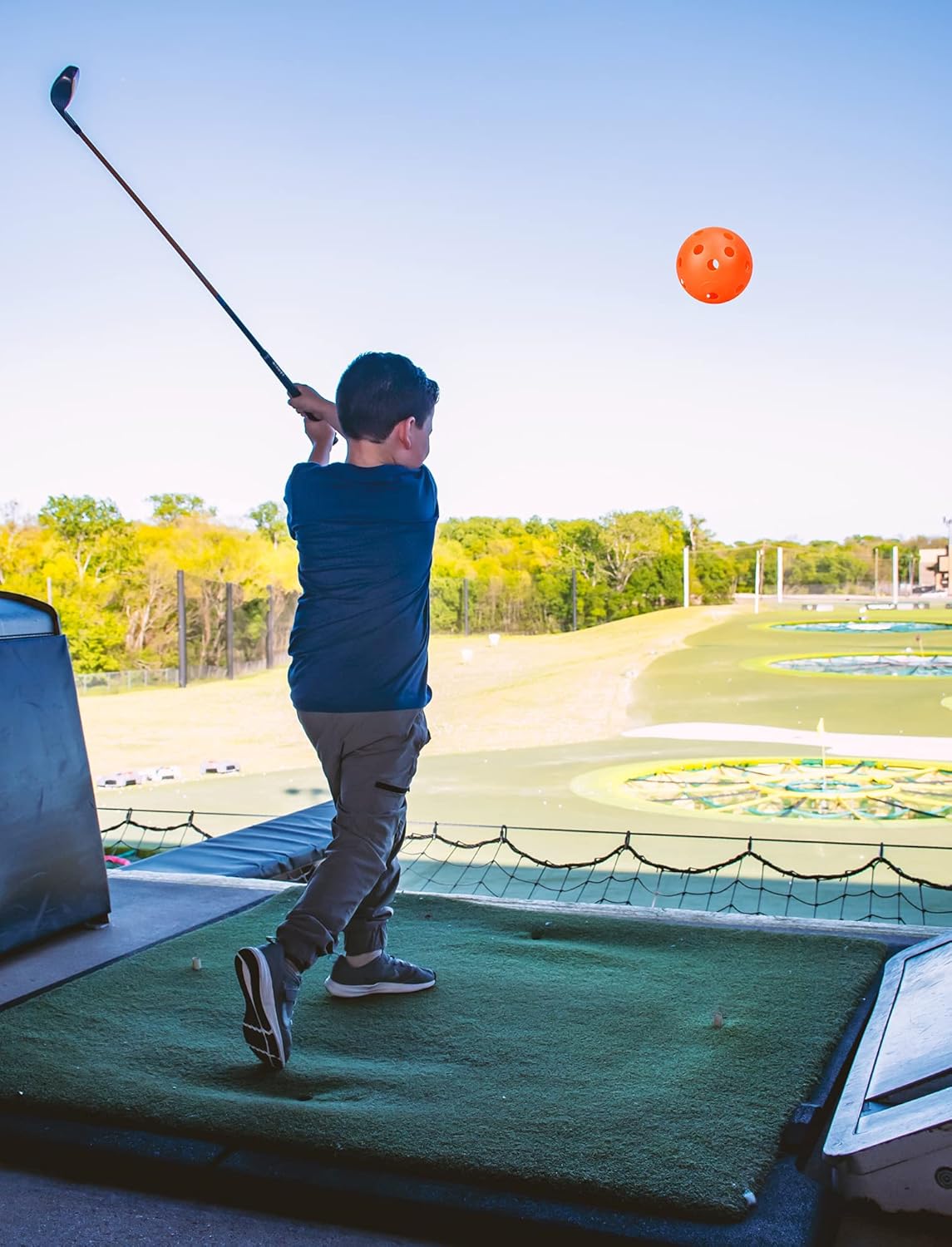 KISEER Paquete de 90 pelotas de golf coloridas de plástico para práctica, flujo de aire, pelotas de golf huecas de entrenamiento con malla de