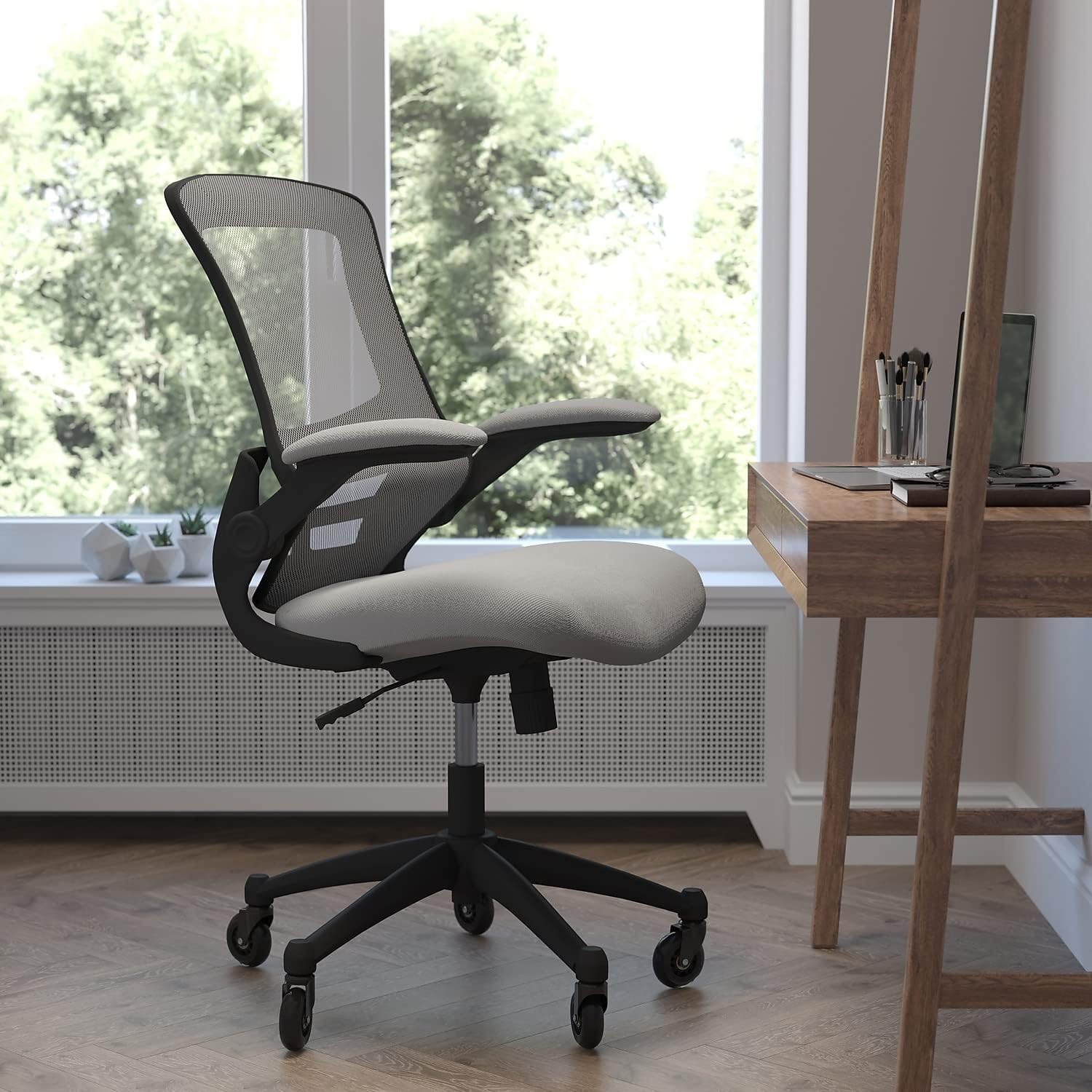 Flash Furniture Kelista Silla ergonómica giratoria de malla gris oscuro con brazos abatibles y ruedas transparentes