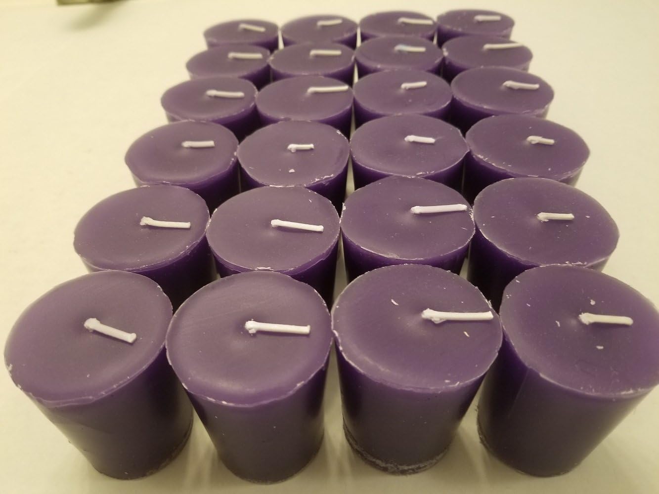 Velas votivas de 24 piezas, perfumadas en lila, 15 horas, votivas moradas perfectas, vertidas a mano, fabricadas en Estados Unidos