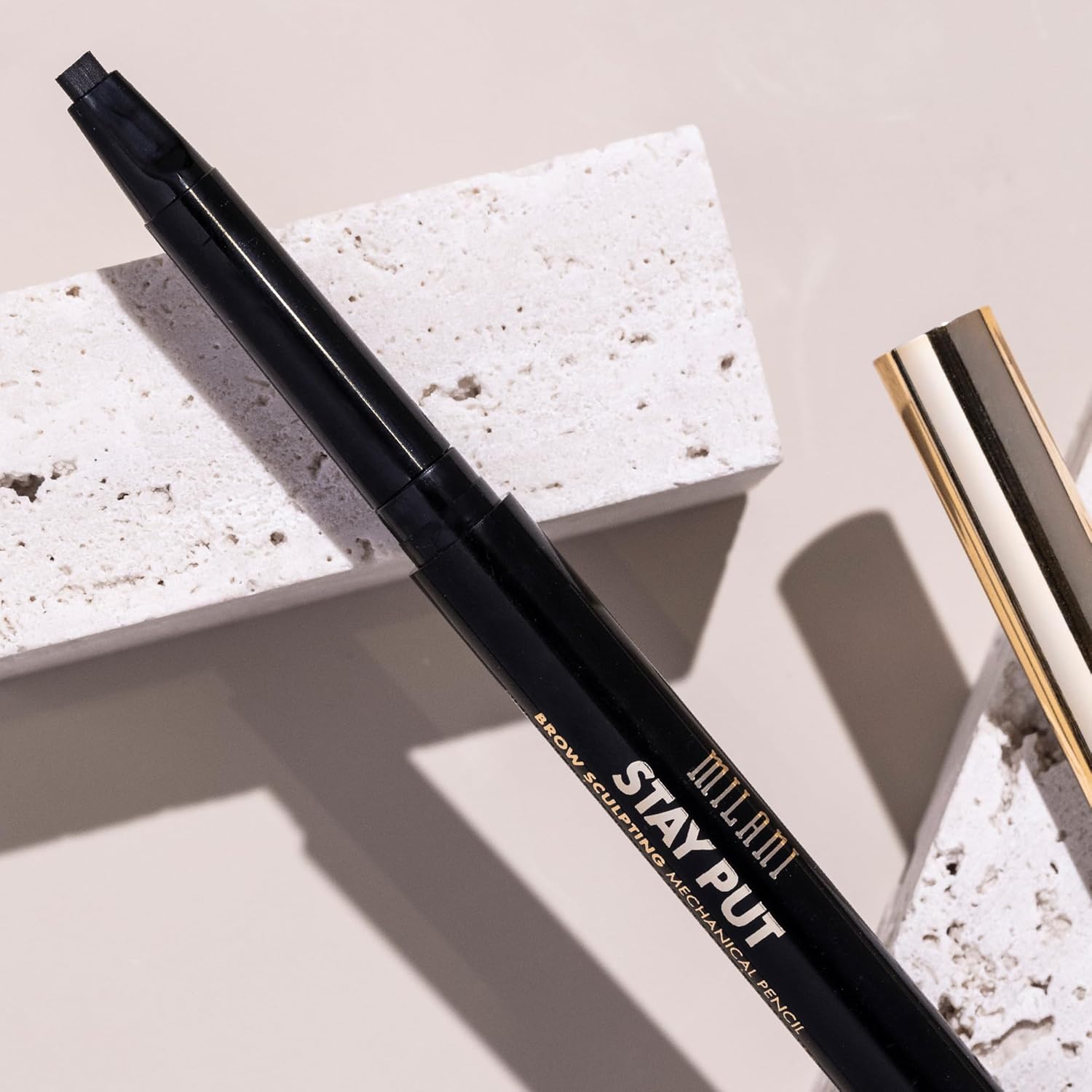 Milani Stay Put – Lápiz mecánico para esculpir cejas, marrón oscuro (0.01 onzas), libre de crueldad animal, de larga duración, que define y da forma