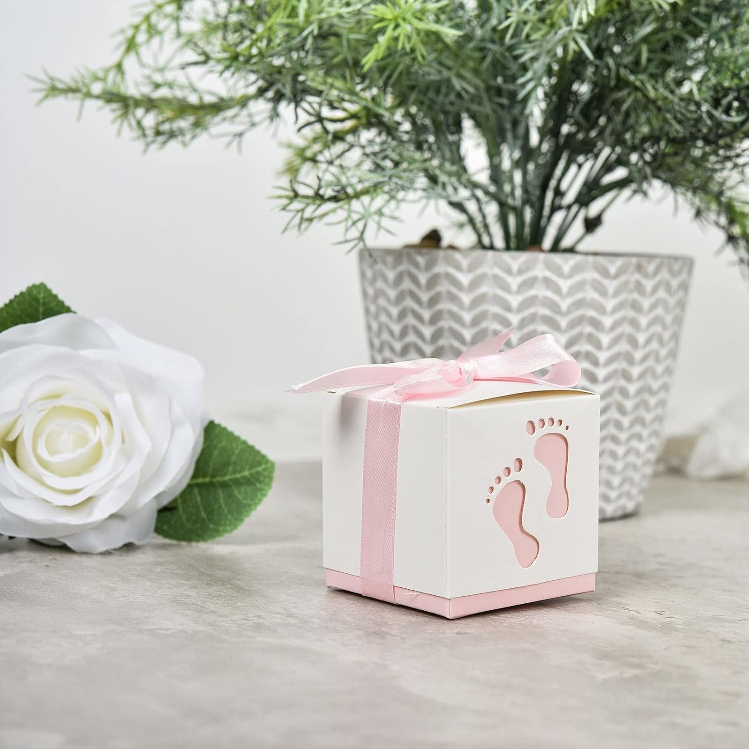 Efavormart – Paquete de 25 cajas de dulces con cintas de huellas de bebé recién nacido de 2.5 x 2.5 pulgadas, cajas de regalo rosas para baby shower