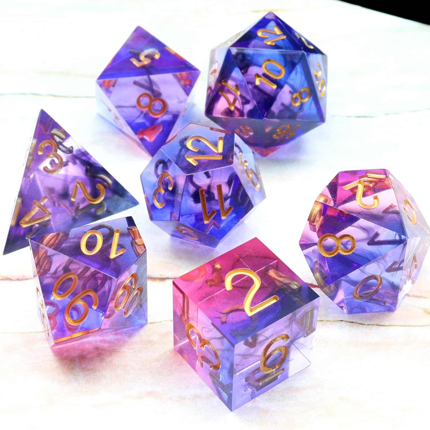 Haxtec Juego de dados de resina de borde afilado con estuche para dados, 7 piezas de dados poliédricos de remolinos morados y azules para juegos de