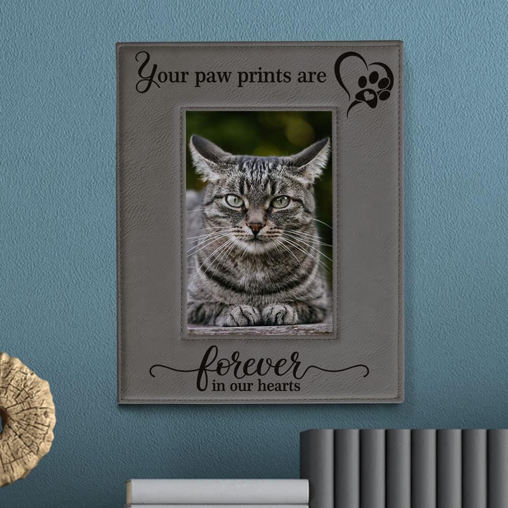 KATE POSH – Your Paw Prints are Forever in our Hearts. Marco de fotos de cuero grabado. Regalo conmemorativo para mascotas, pérdida de perro y gato,