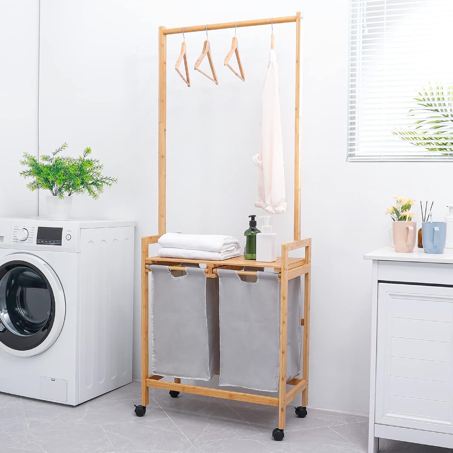 Homde Cesta de lavandería, carrito clasificador de ropa de bambú con barra para colgar ropa, cesta de lavandería de 2 secciones con ruedas, bolsas