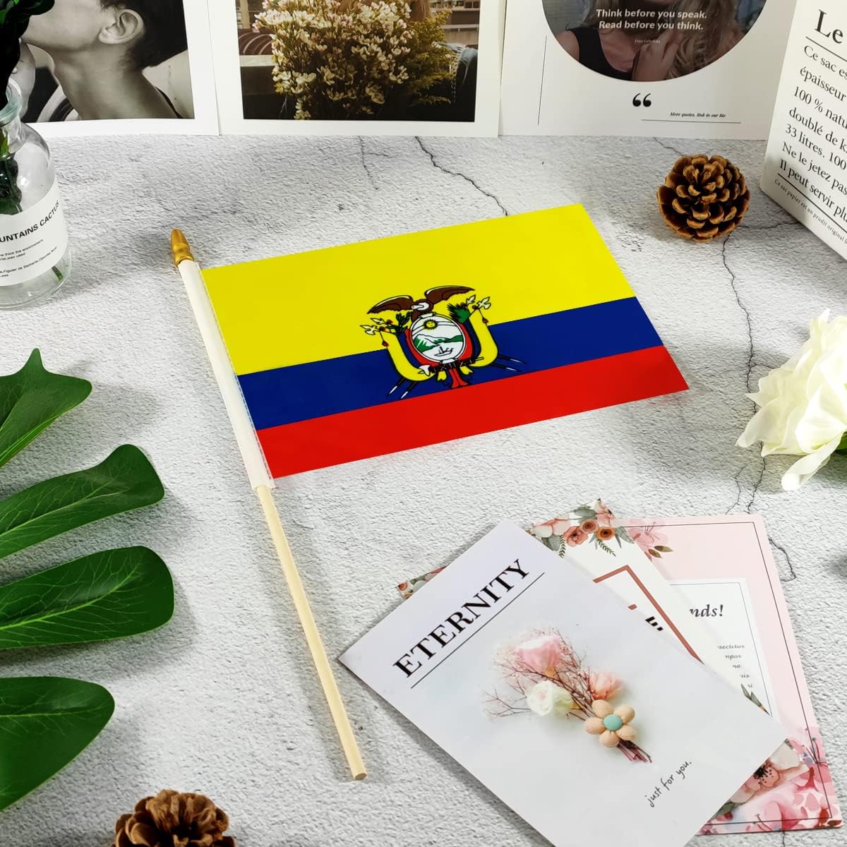 Newperlite Banderas de mano pequeñas de Ecuador – Poste de madera maciza y parte superior de lanza (paquete de 12, 5 x 8 pulgadas)