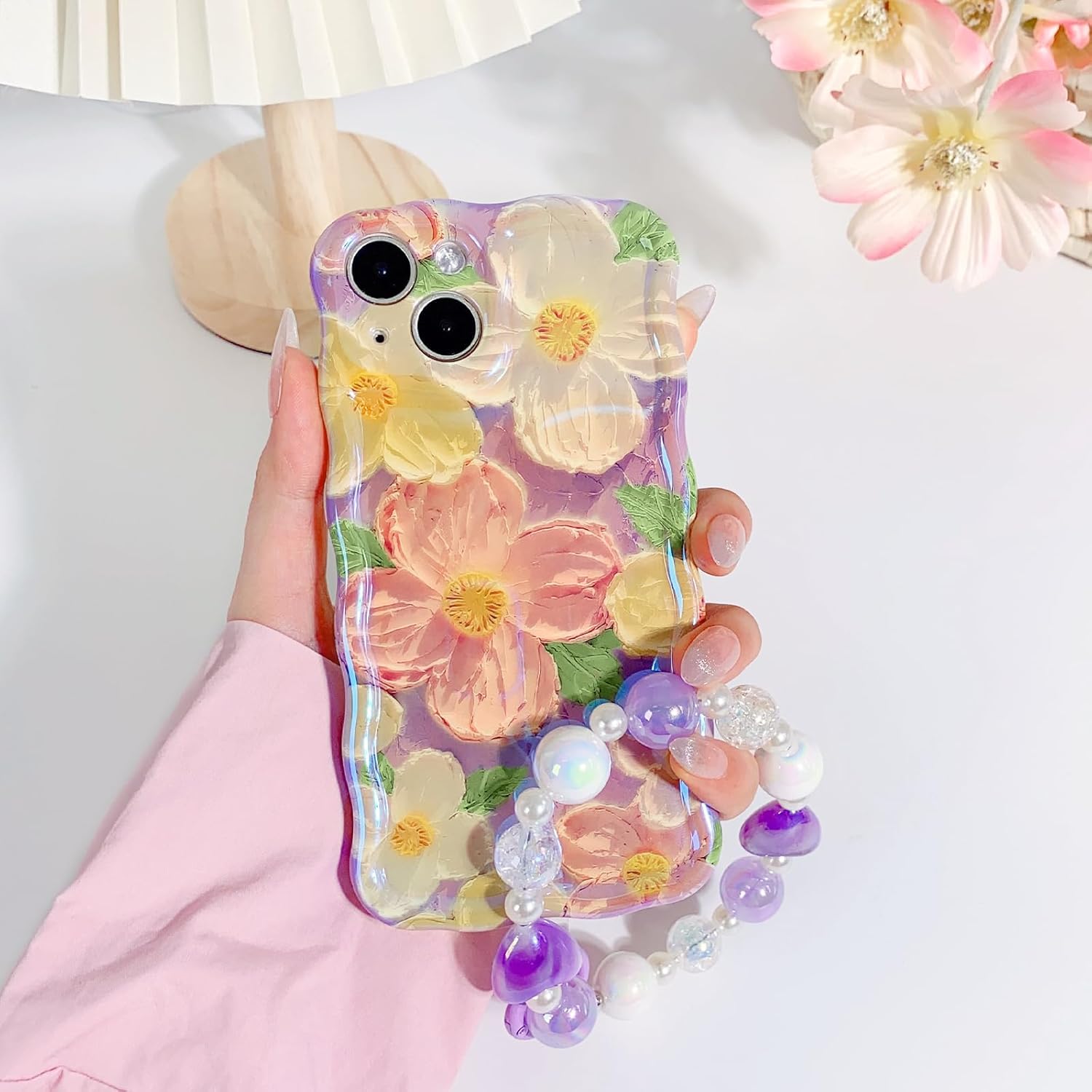 NITITOP Funda compatible con iPhone 13, bonita funda de pulsera de flores de aceite moradas con bonita correa de muñeca con cordón de flores para