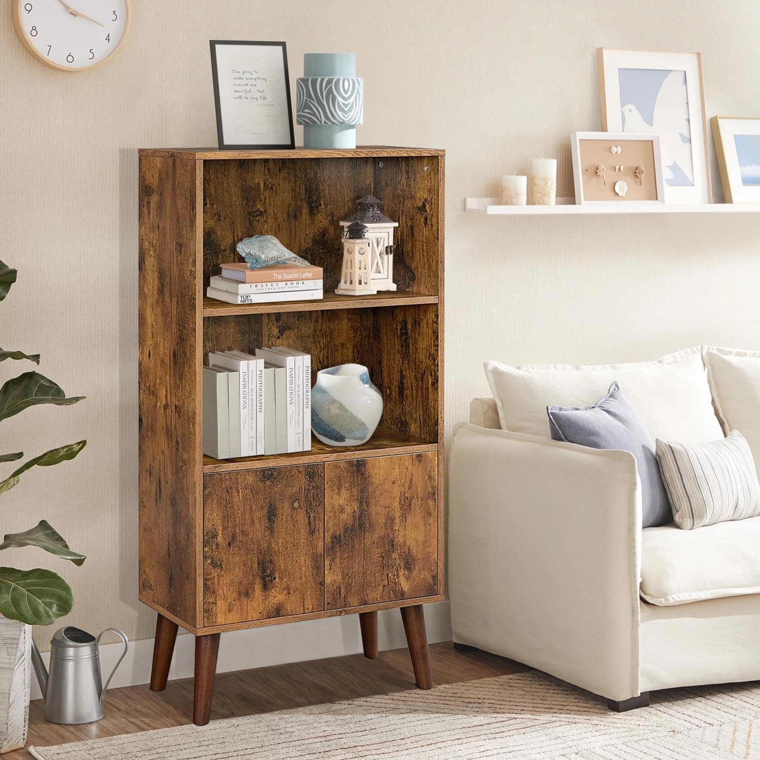 Wonder Comfort Estantería de madera de 3 niveles con 1 puerta y 2 estantes abiertos, estantería marrón rústico de mediados de siglo para libros y