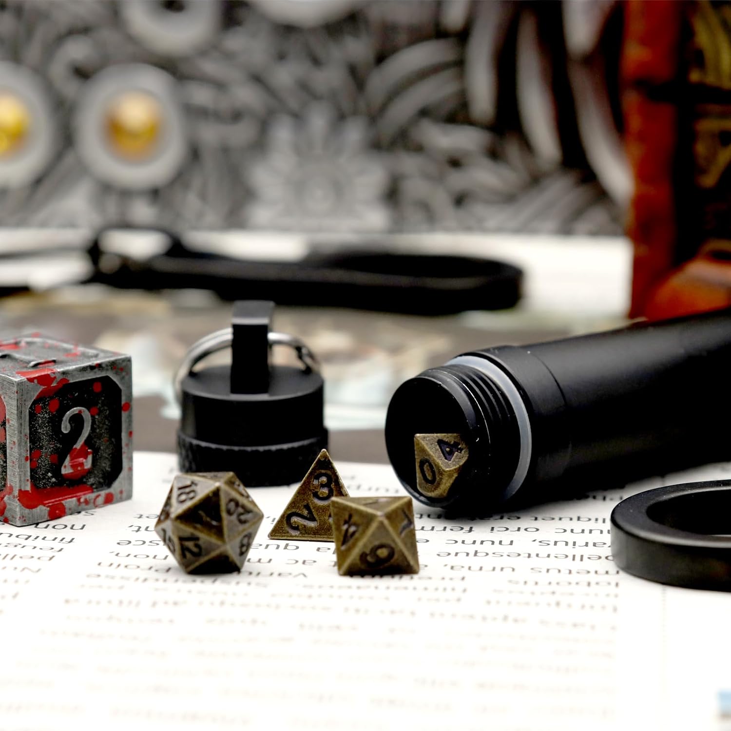 Haxtec Mini juego de dados con estuche de dados para llavero y clip de titanio para llaves