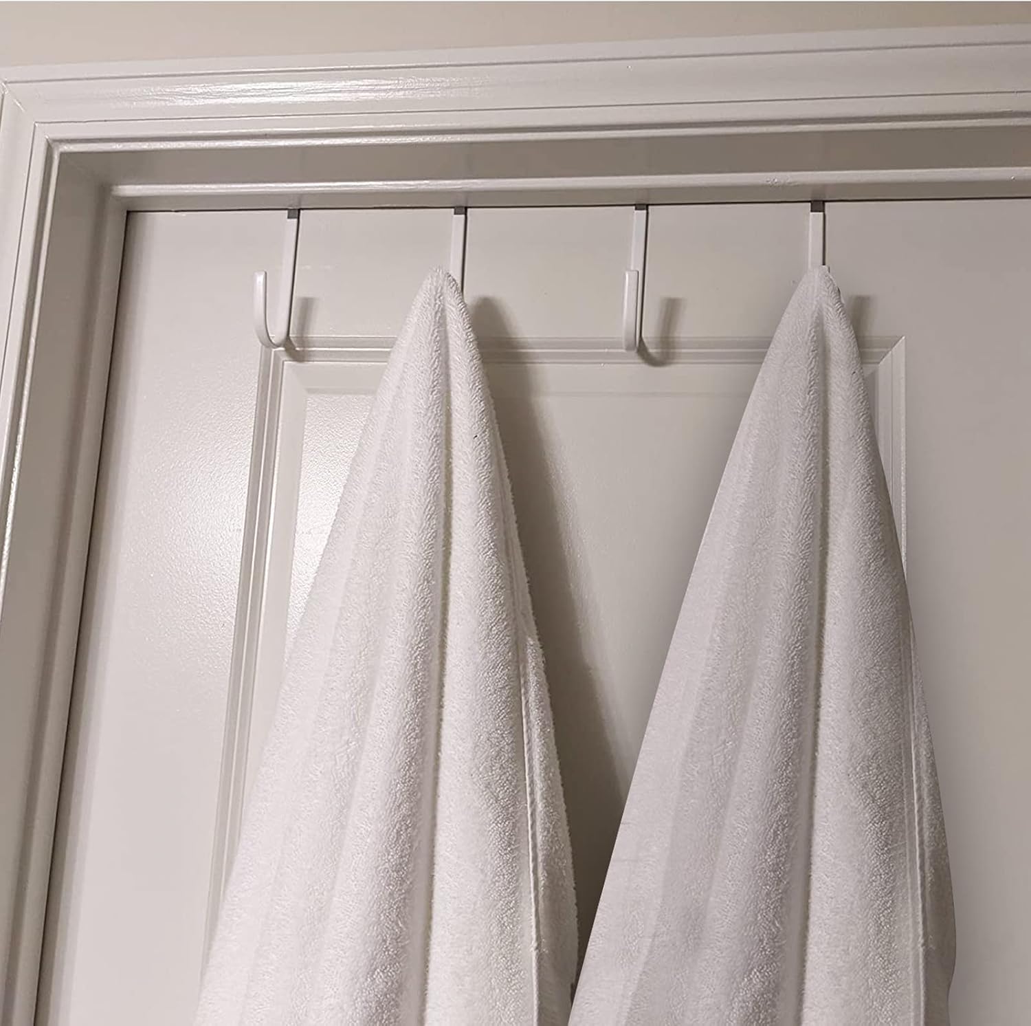 DINGEE Paquete de 8 ganchos para puerta, revestimiento de vinilo blanco sobre la puerta para colgar ganchos en Z resistentes que evitan arañazos,