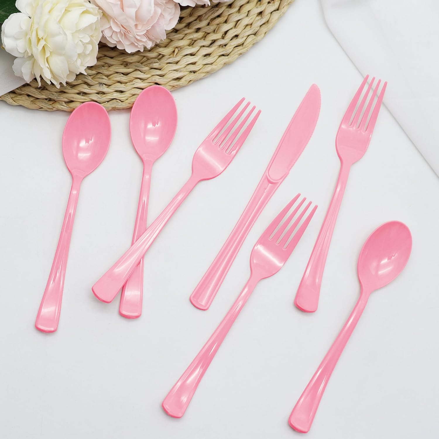 Paquete de 150 cubiertos de plástico rosa claro, juego de utensilios desechables de color rosa resistente, 50 tenedores rosados, 50 cuchillos