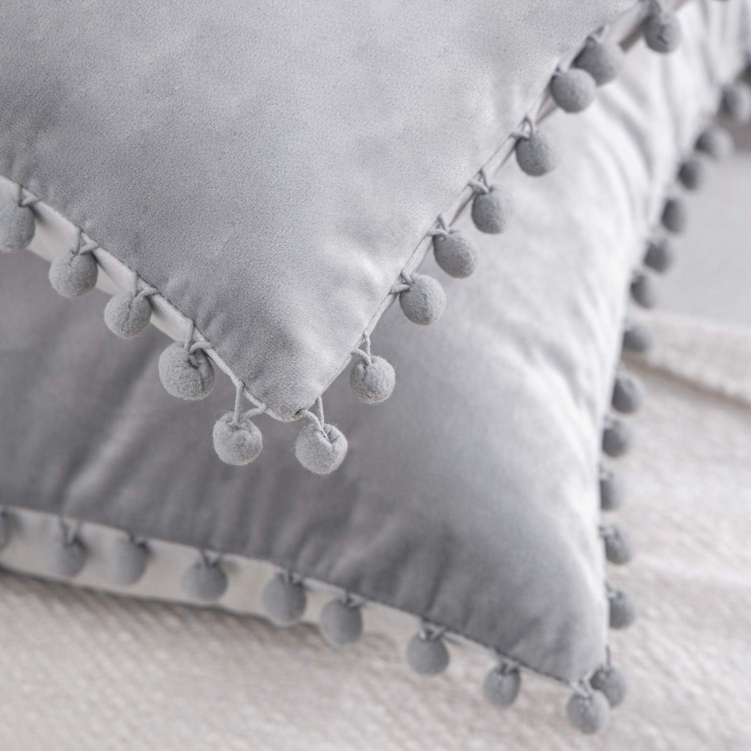 Phantoscope Paquete de 2 fundas de almohada decorativas de terciopelo con pompones, fundas de cojín cuadradas suaves y sólidas, color gris claro, 18