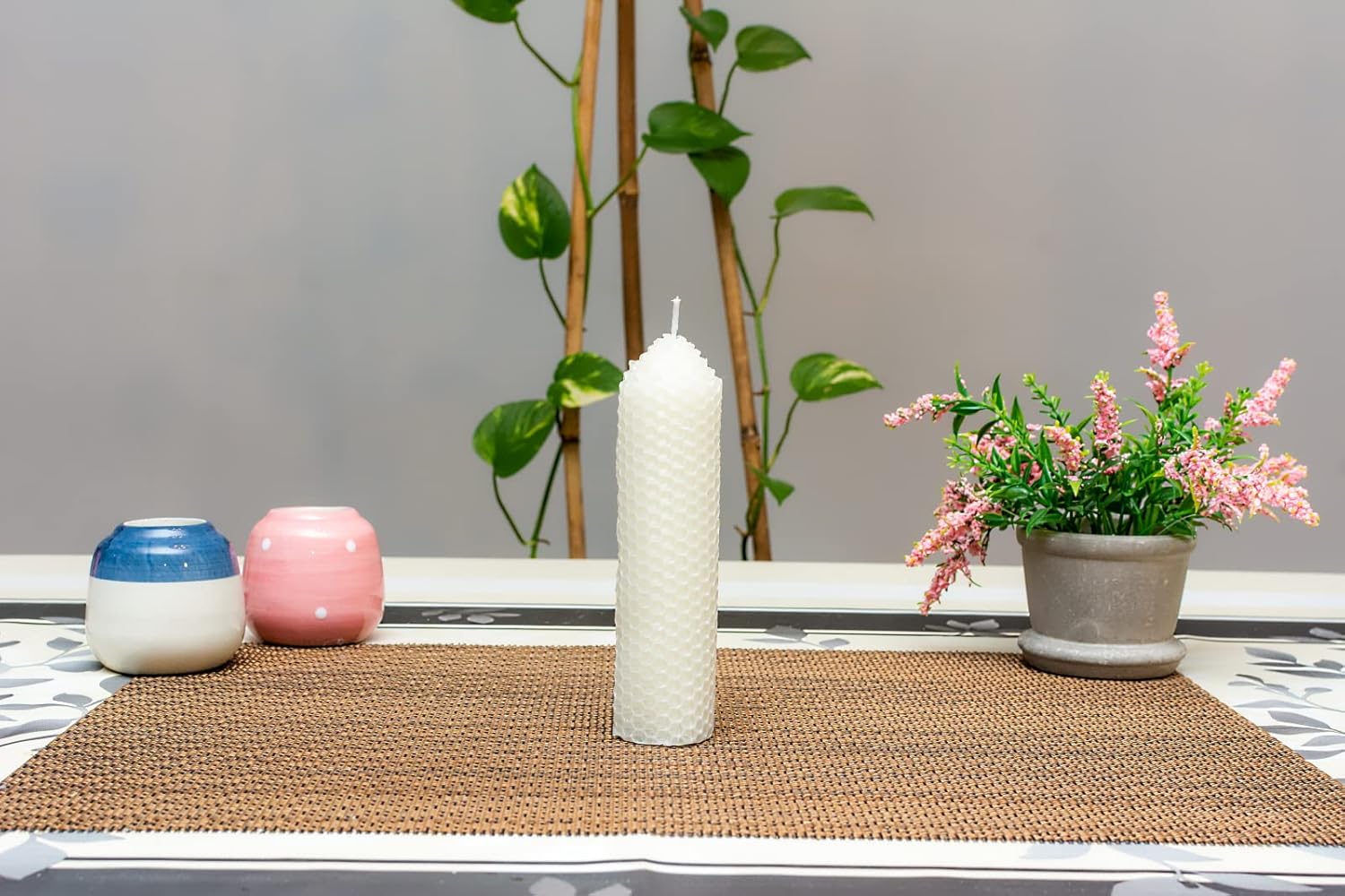 Velas de pilar de cera de abeja 100% natural (6 x 1.25-1.5 pulgadas). Candelabro sin perfume con patrón de panal para decoración de centro de mesa.