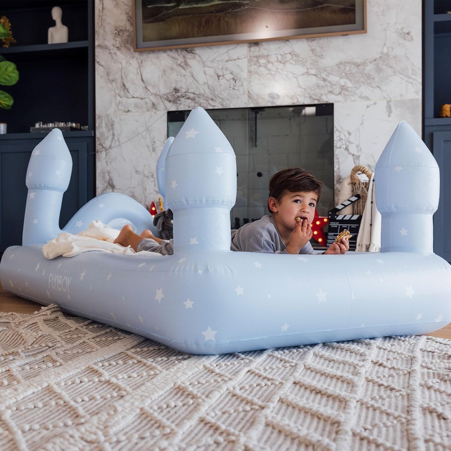 FUNBOY Cama y colchón de aire de viaje Blue Castle Sleepover para niños. Perfecto para fiestas de pijamas. Incluye bolsa de transporte, tamaño