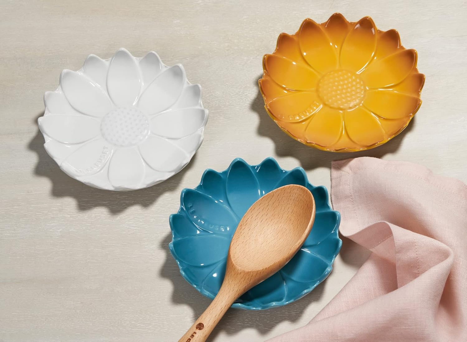 Le Creuset Soporte para cucharas con figura de flores de gres, Marsella