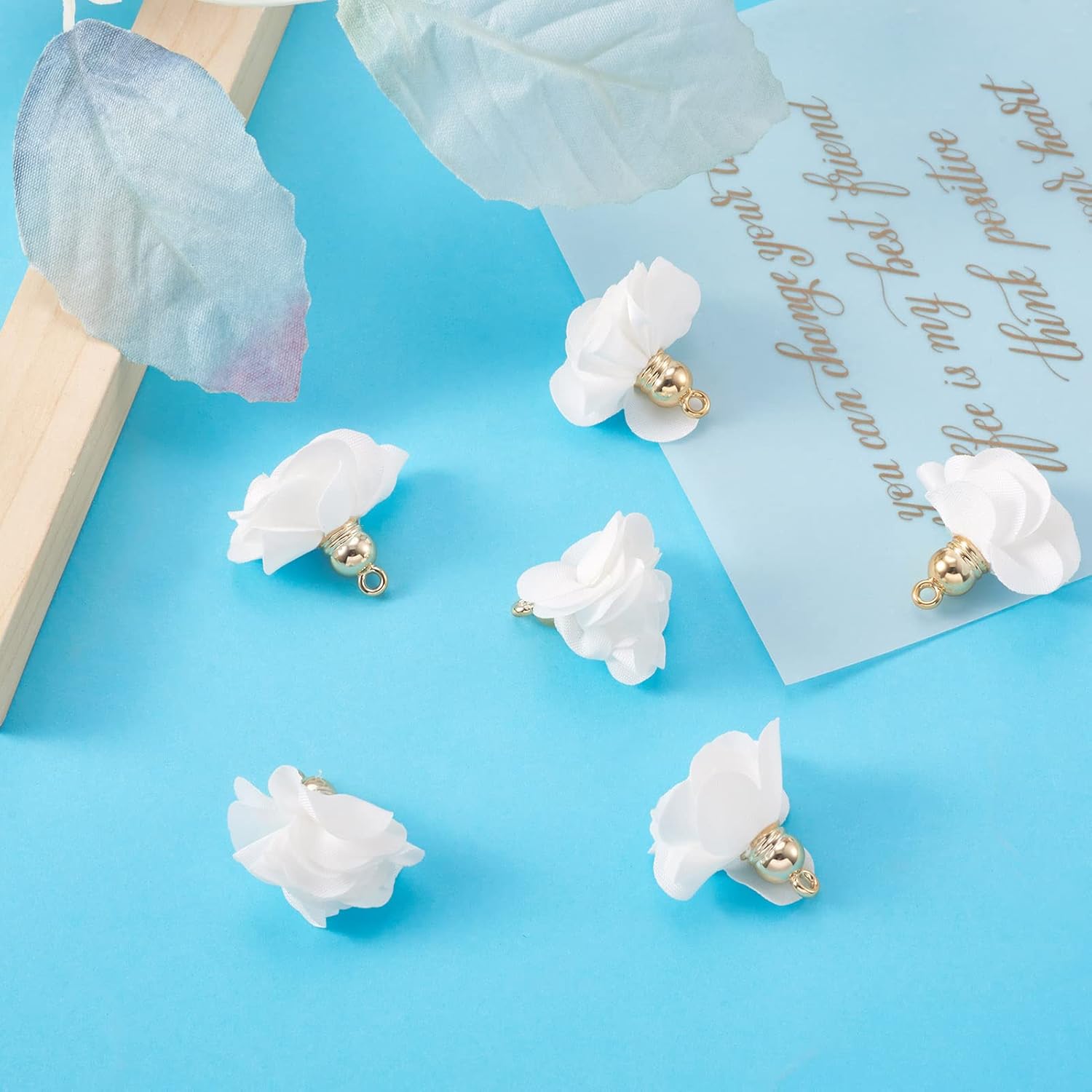 Cheriswelry 50 colgantes de tela de tela de flores de tela blanca con pétalos florales con tapa dorada en forma de campana para manualidades,