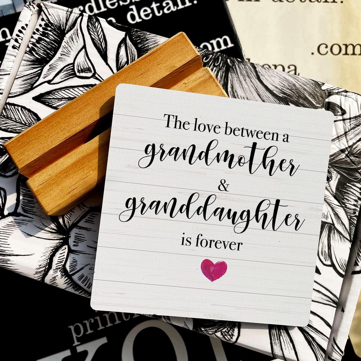 Letrero de madera con inscripción en inglés “Country Grandmother Granddaughter”, decoración rústica de escritorio con texto en inglés “The Love