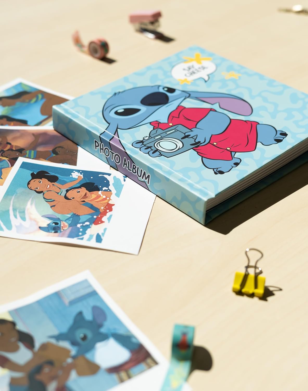 Grupo Erik Disney Stitch – Álbum de fotos autoadhesivo  6.3 x 6.3 pulgadas – 6.3 x 6.3 in  12 páginas de doble cara  Tapa dura  Regalos de puntada