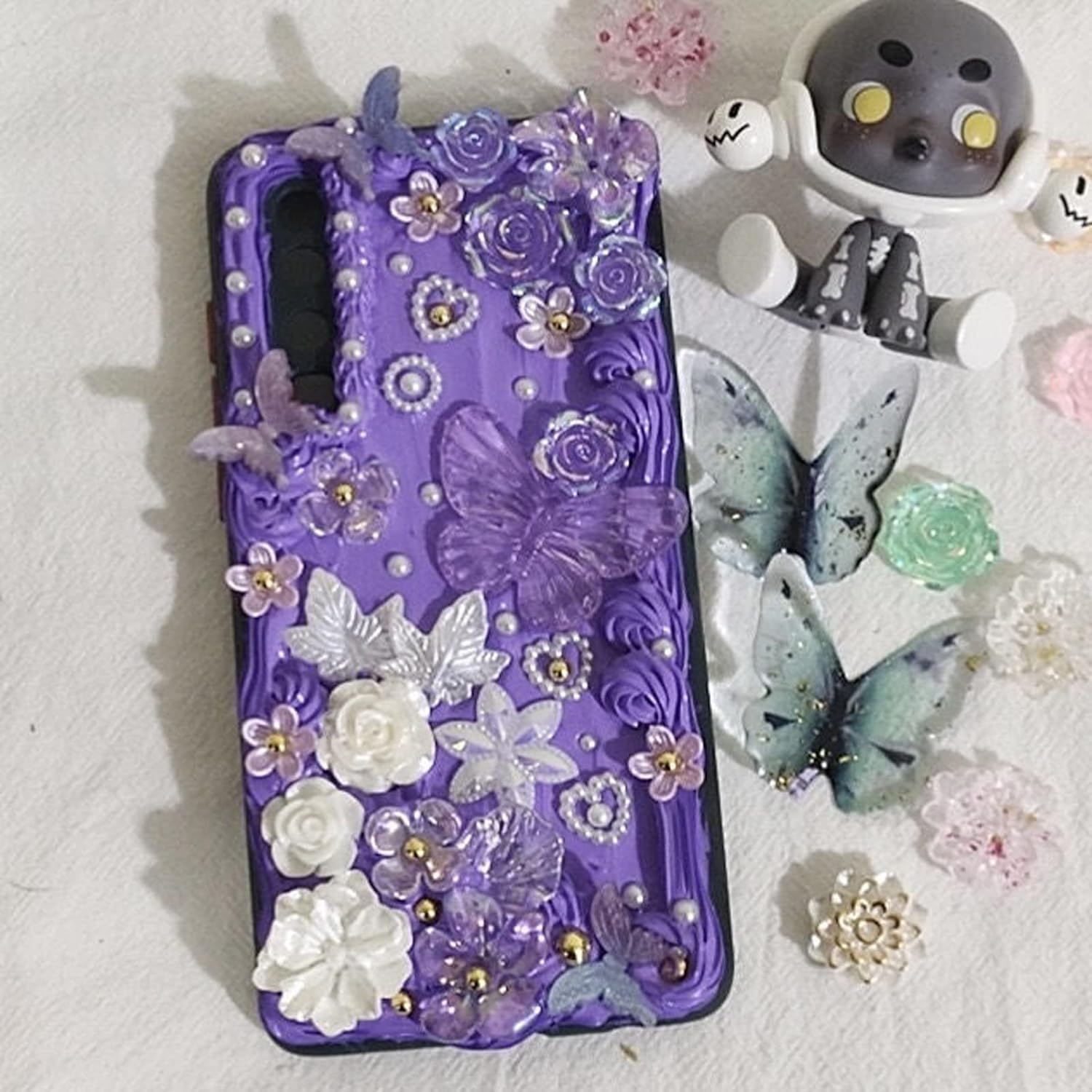 250 cuentas de resina 3D con parte trasera plana, lazos de flores de resina de color morado y blanco, cuentas de mariposa con cuentas de perlas
